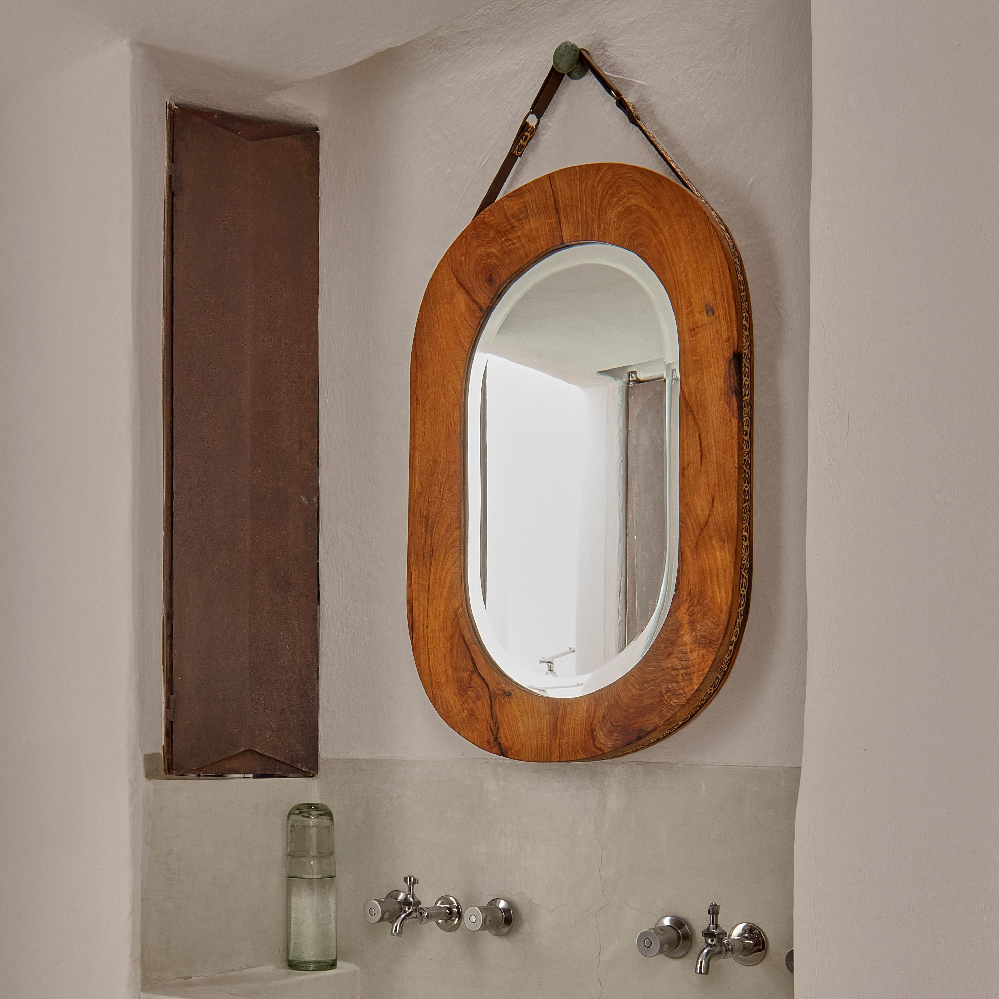 Organico moderno Specchio ovale Montura in Mesquite smussato con cintura in pelle ricamata 