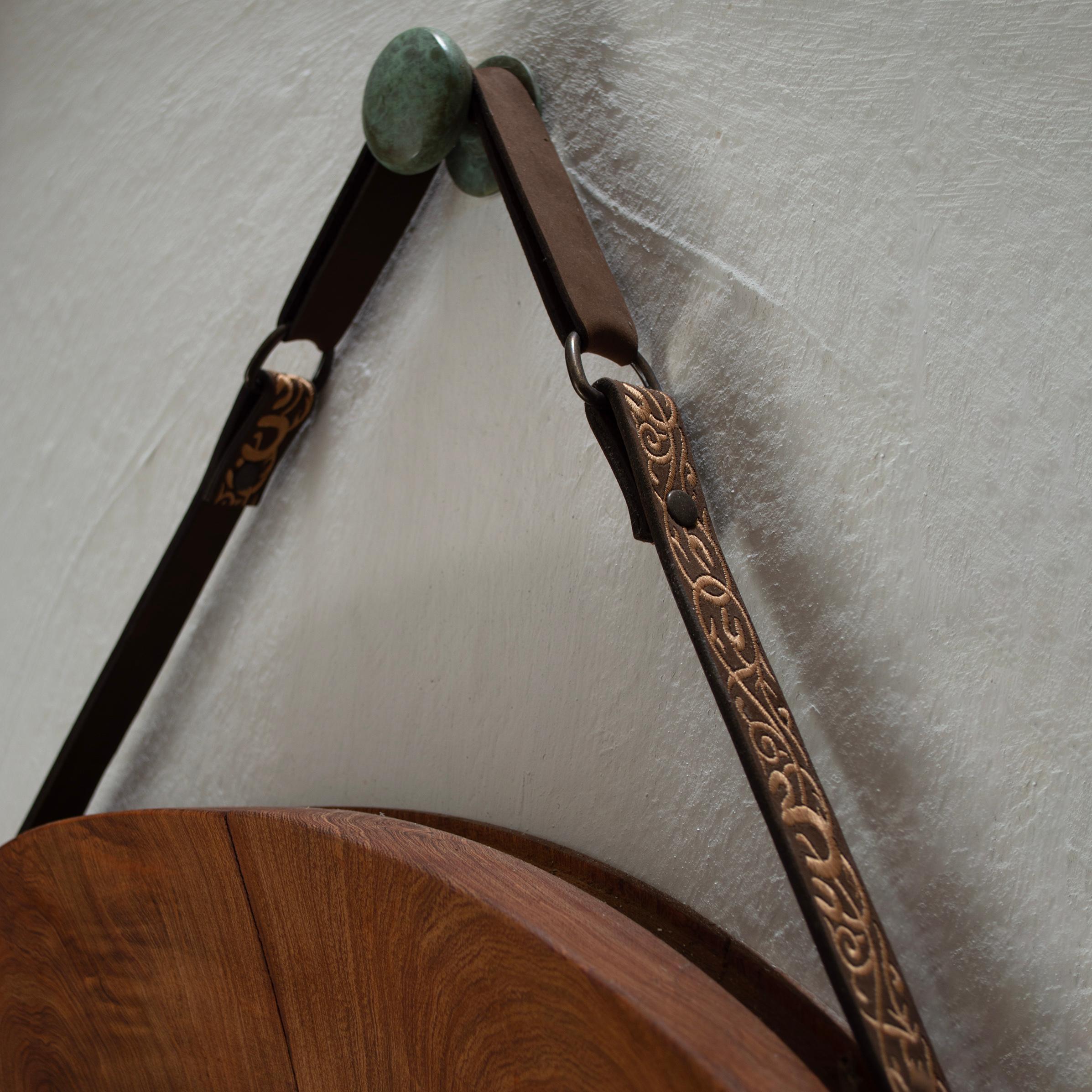 Smussato Specchio ovale Montura in Mesquite smussato con cintura in pelle ricamata 