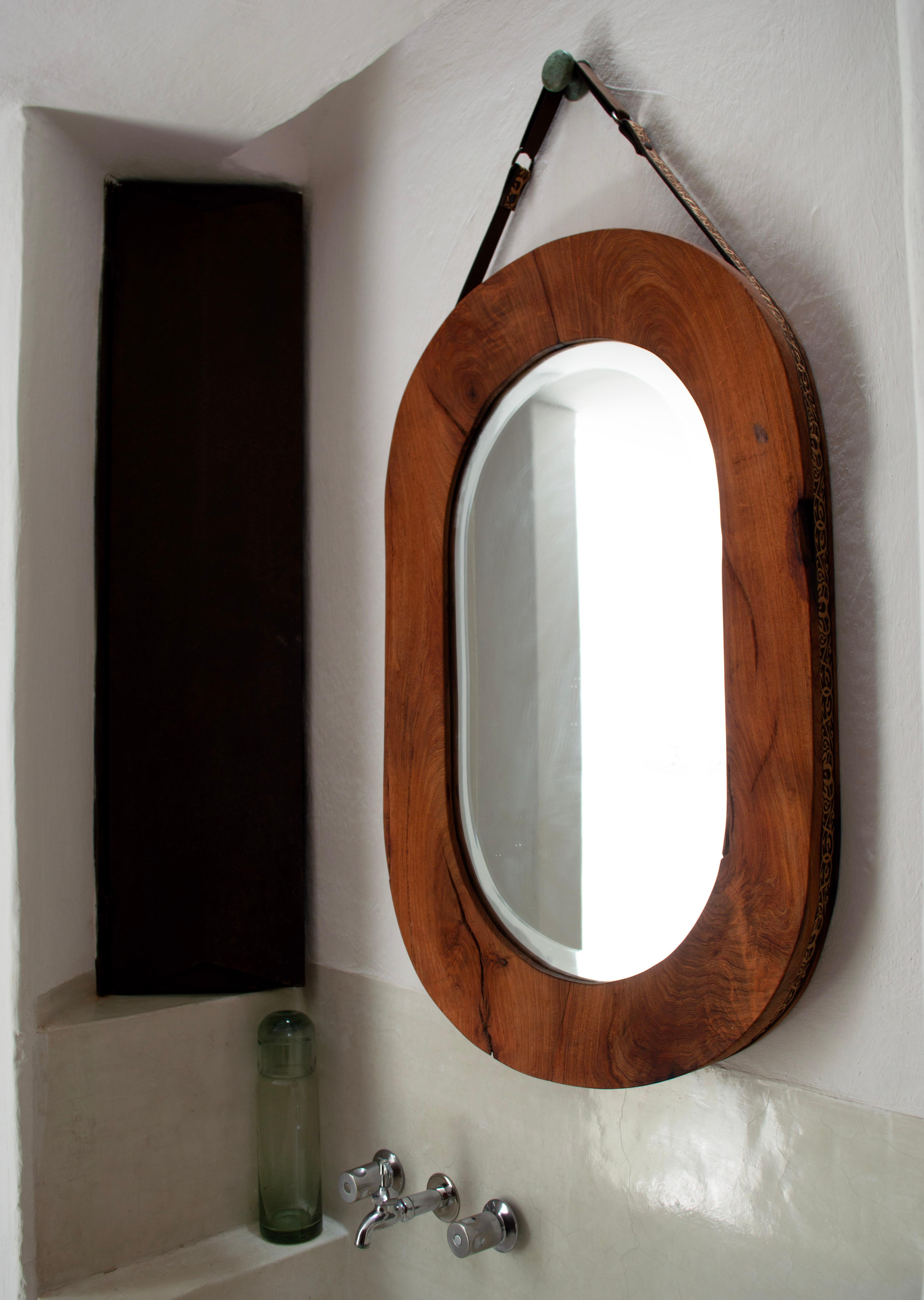 XXI secolo e contemporaneo Specchio ovale Montura in Mesquite smussato con cintura in pelle ricamata 