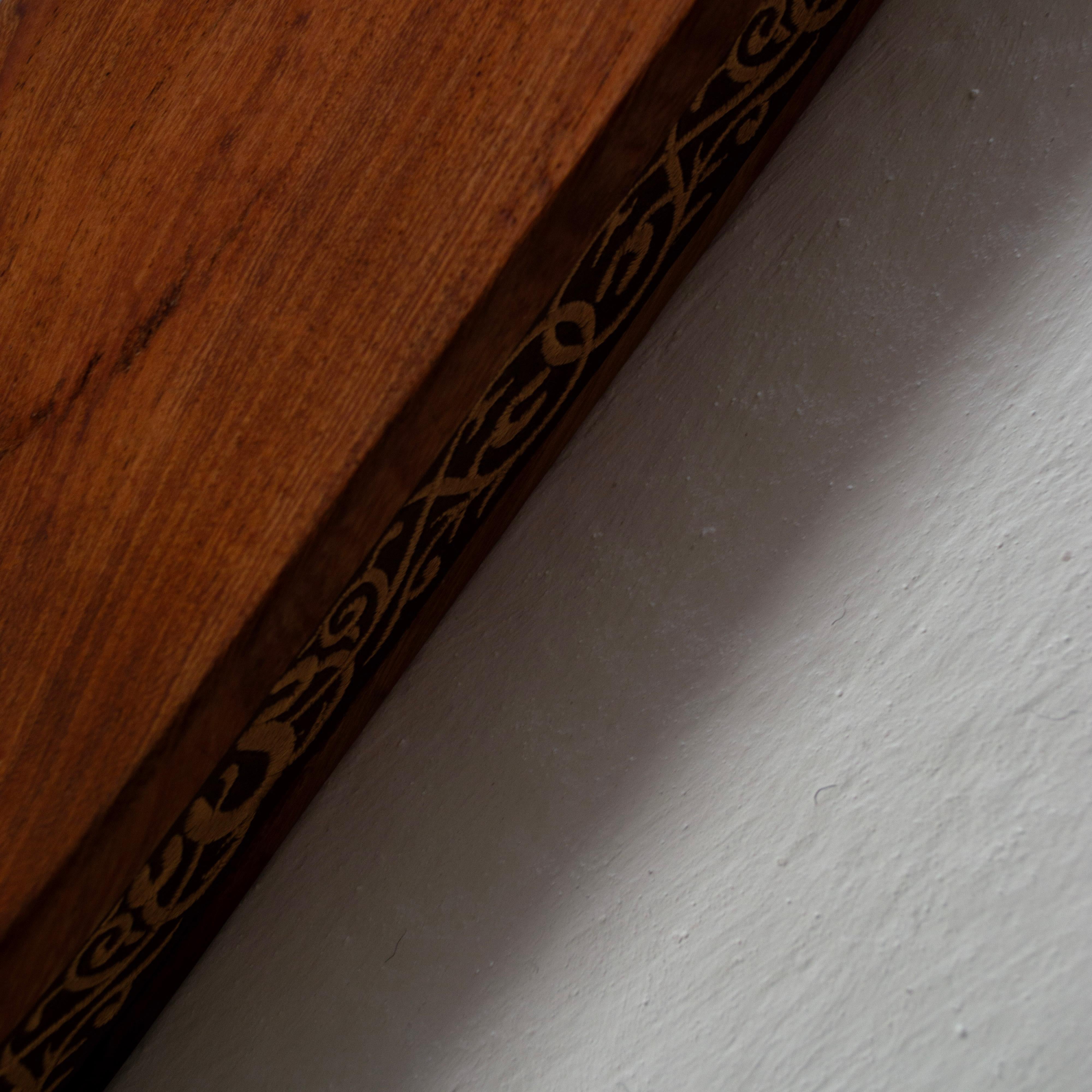 Specchio ovale Montura in Mesquite smussato con cintura in pelle ricamata 