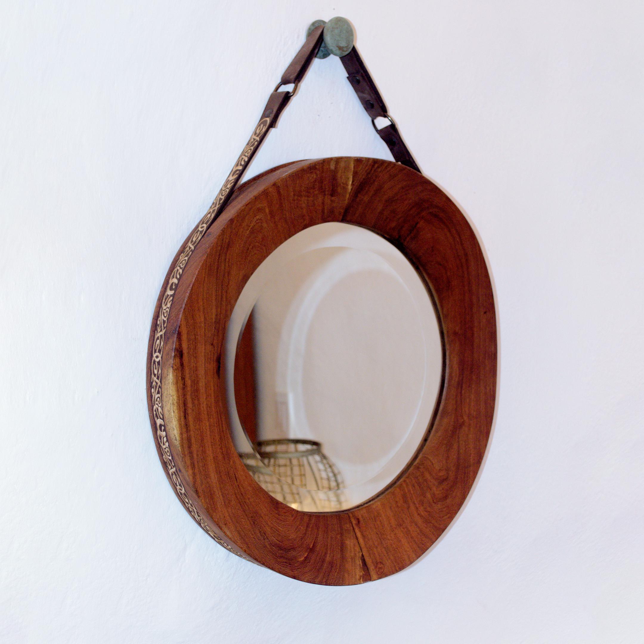 Der runde Montura Beveled Mesquite Mirror wurde von Raul Cabra als Teil der Bajio Collection'S in Guanajuato entworfen. Inspiriert von den traditionellen Holzsätteln, die seit der Kolonialzeit in der mexikanischen Bajio-Region zu finden sind, ist