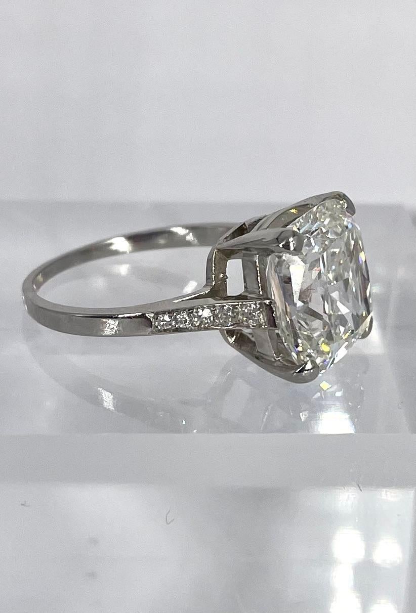 An exquisite ring by Cartier that is a part of history! In the 1940s, Monture Cartier pieces were commissioned by clients who were already in possession of a spectacular stone worthy of a Cartier ring. This elegant platinum setting has a detailed