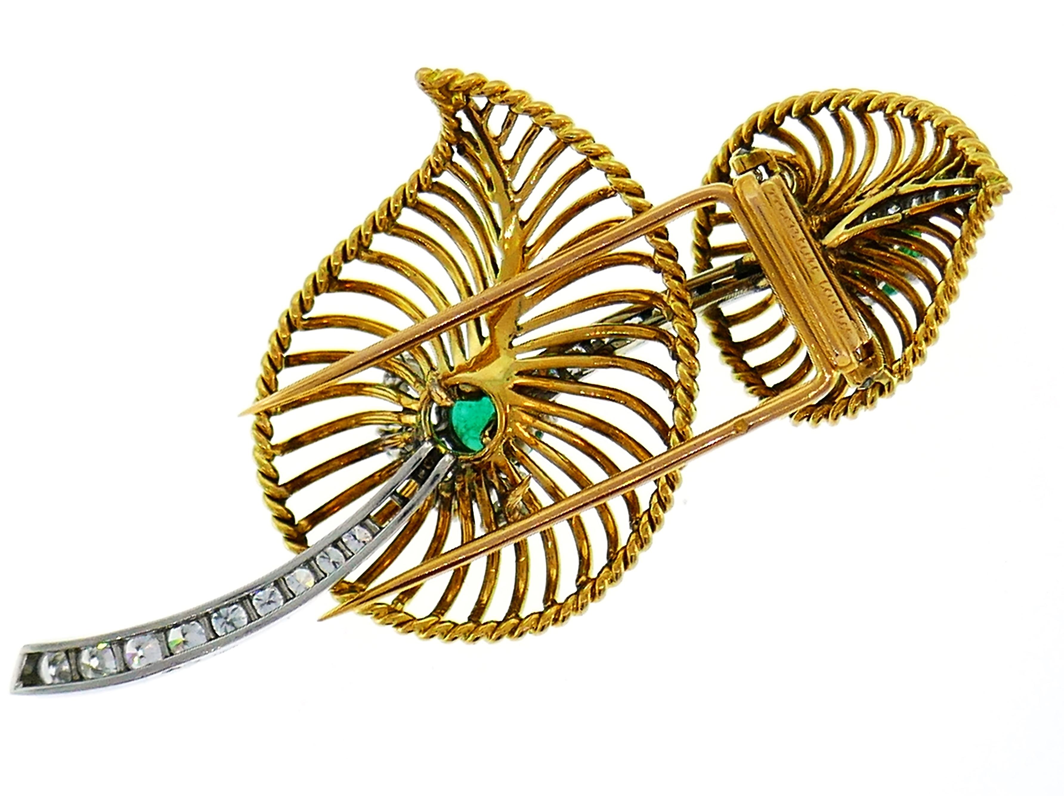 Elegant brooch created by Cartier in Paris in the 1950s. Chic and wearable, the clip is a great addition to your jewelry collection that will add a stylish touch to your outfit.
Made of 18 karat yellow gold and set with two round faceted emeralds