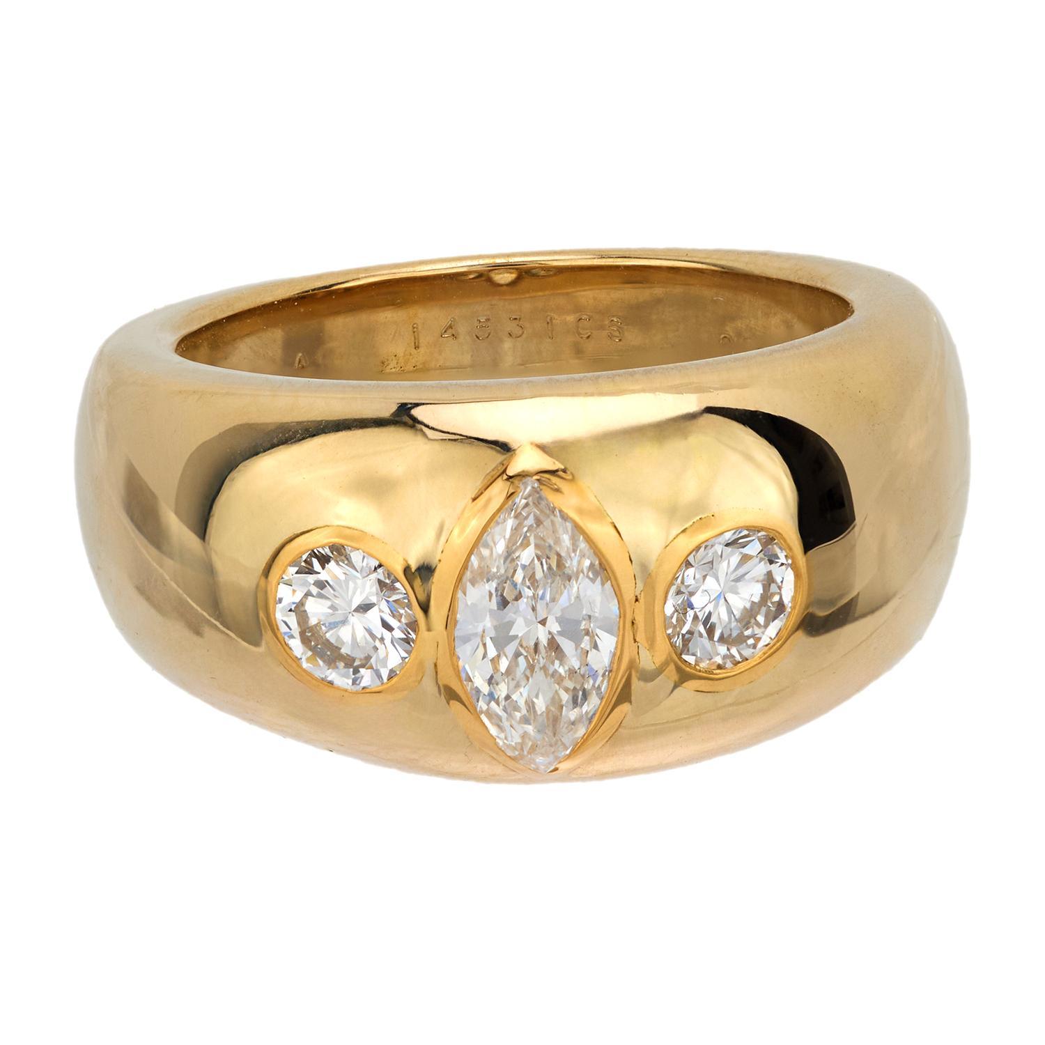 Anillo Monture Van Cleef & Arpels de diamantes y tres piedras de oro amarillo de 18k Moderno