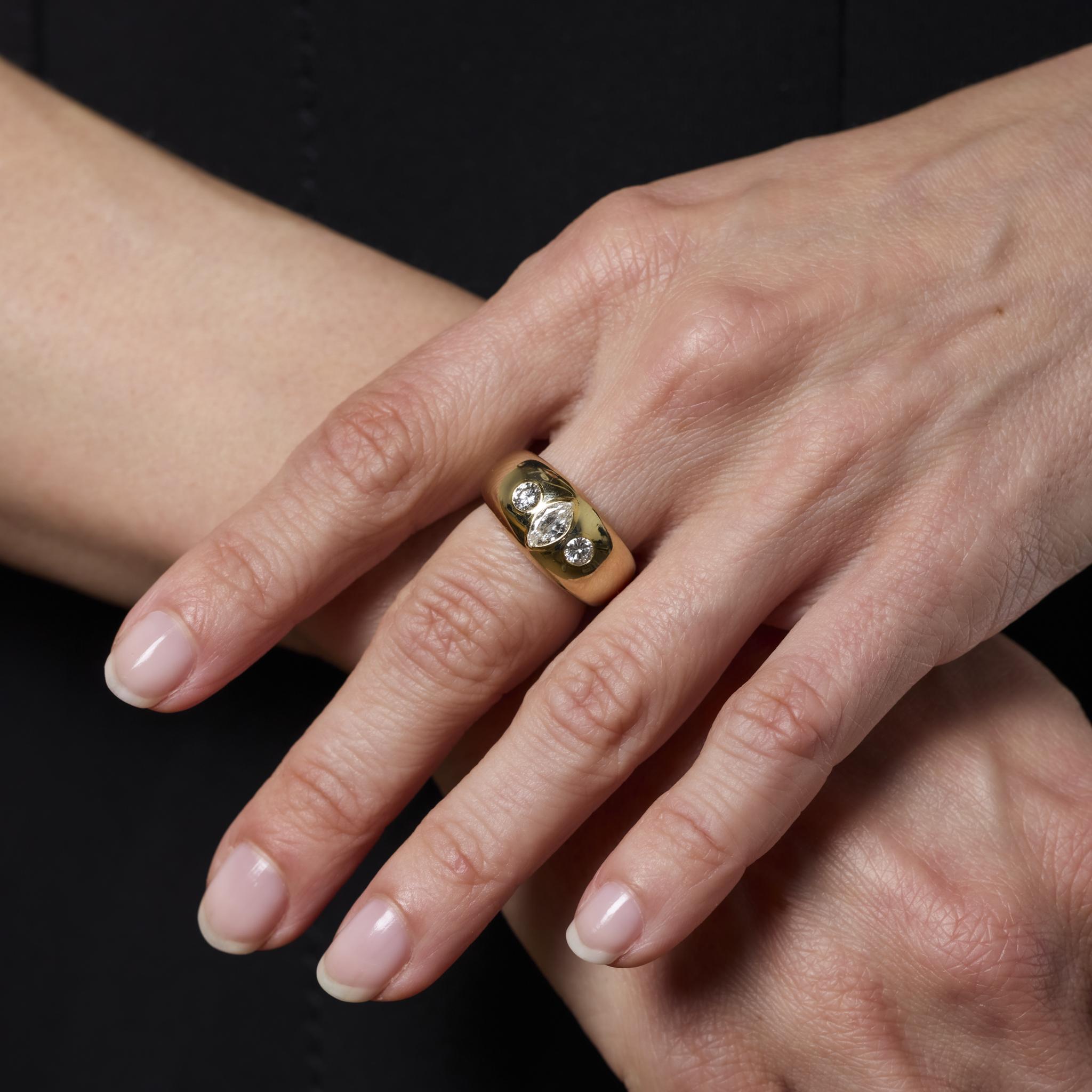 Anillo Monture Van Cleef & Arpels de diamantes y tres piedras de oro amarillo de 18k Corte brillante