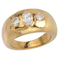 Anillo Monture Van Cleef & Arpels de diamantes y tres piedras de oro amarillo de 18k