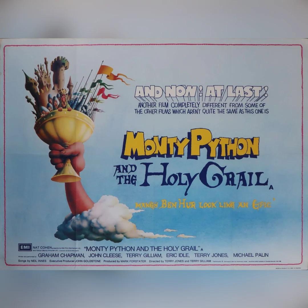 Monty Python und der Heilige Gral (1975)
Original British Quad (30 X 40 Zoll)

Dies ist ein seltenes britisches Vierfach-Plakat von der Erstveröffentlichung im Jahr 1975, das das Ursprungsland einer der lustigsten und einflussreichsten Komödien