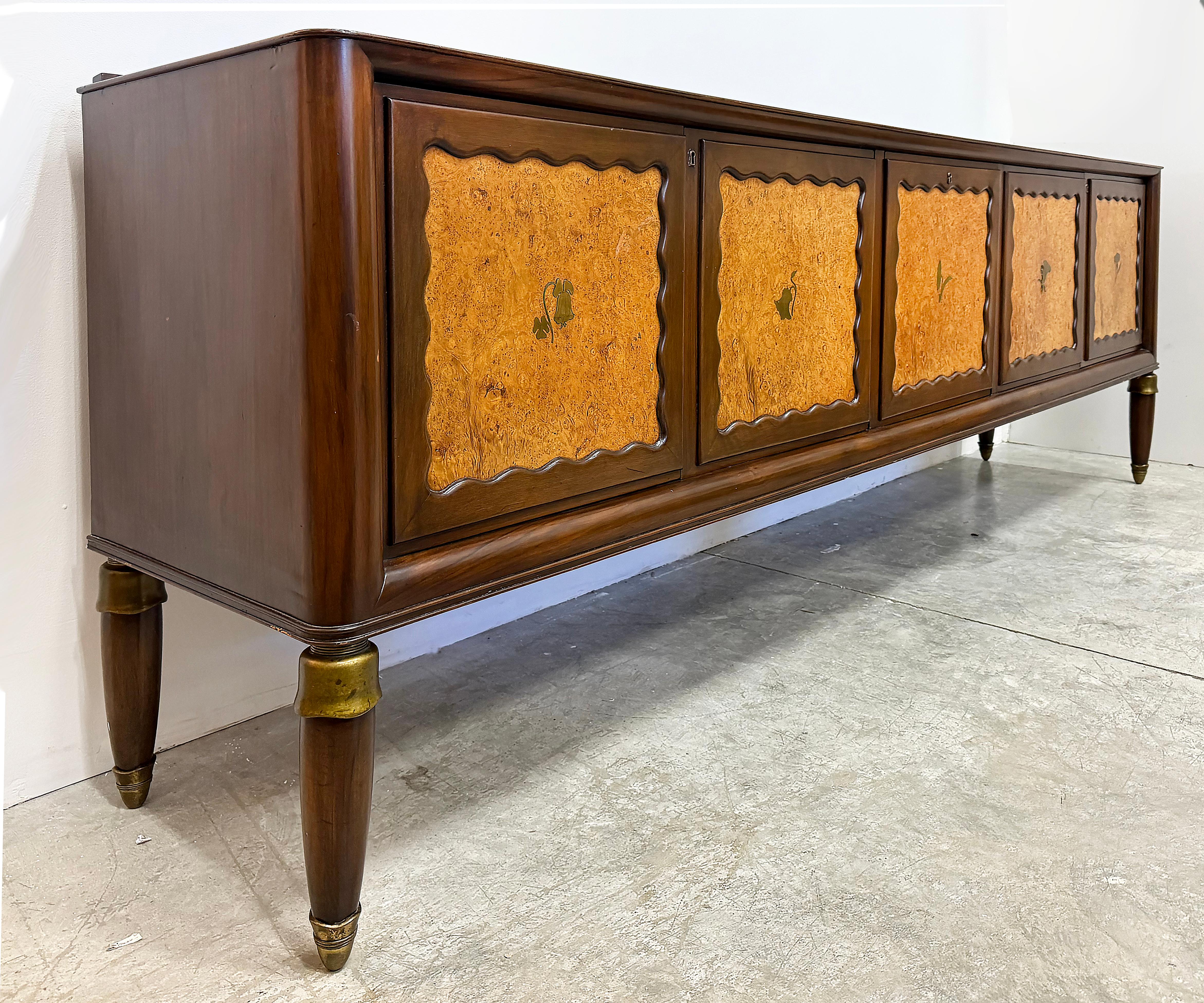 Mid-Century moderno Credenza Monumentale Paola Buffa, in radica, dettagli in ottone in vendita