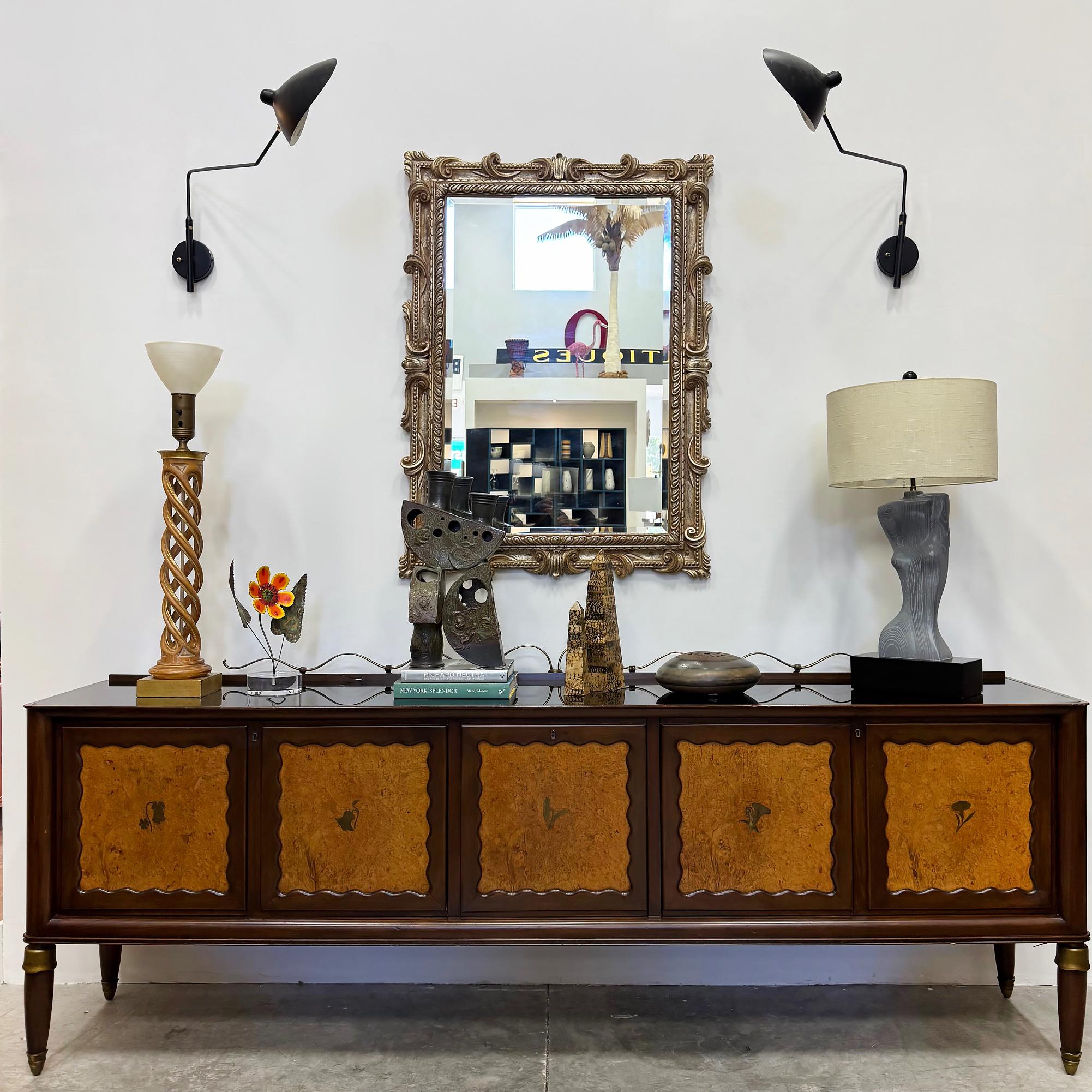 Credenza Monumentale Paola Buffa, in Radica, Dettagli in Bronzo



In vendita una lunghissima credenza italiana del Mid-century Modern, attribuita a Paolo Buffa (1903-1970). Questo grande mobile ha cinque ante incastonate con dettagli in radica e