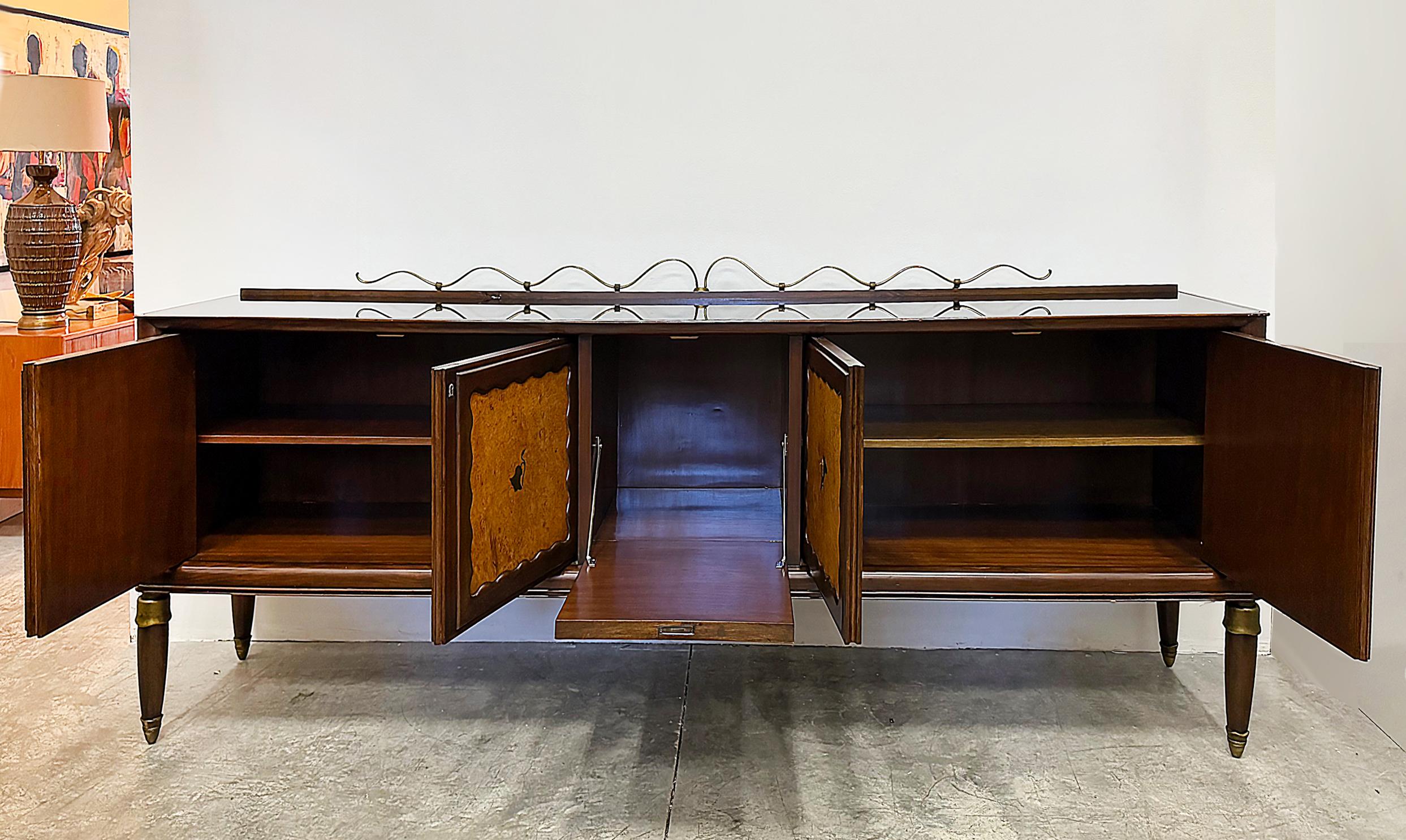 Italiano Credenza Monumentale Paola Buffa, in radica, dettagli in ottone in vendita