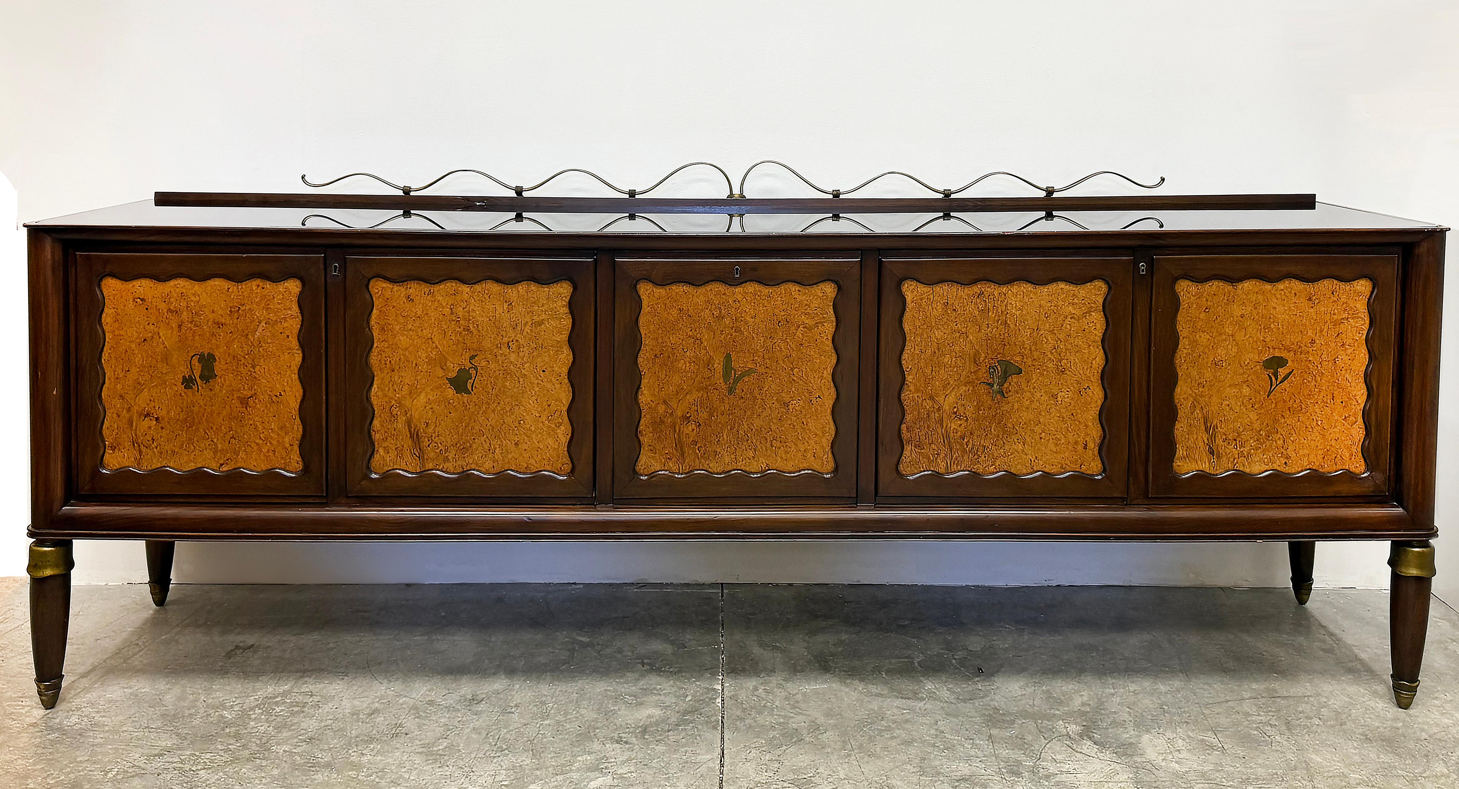 Dorato Credenza Monumentale Paola Buffa, in radica, dettagli in ottone in vendita