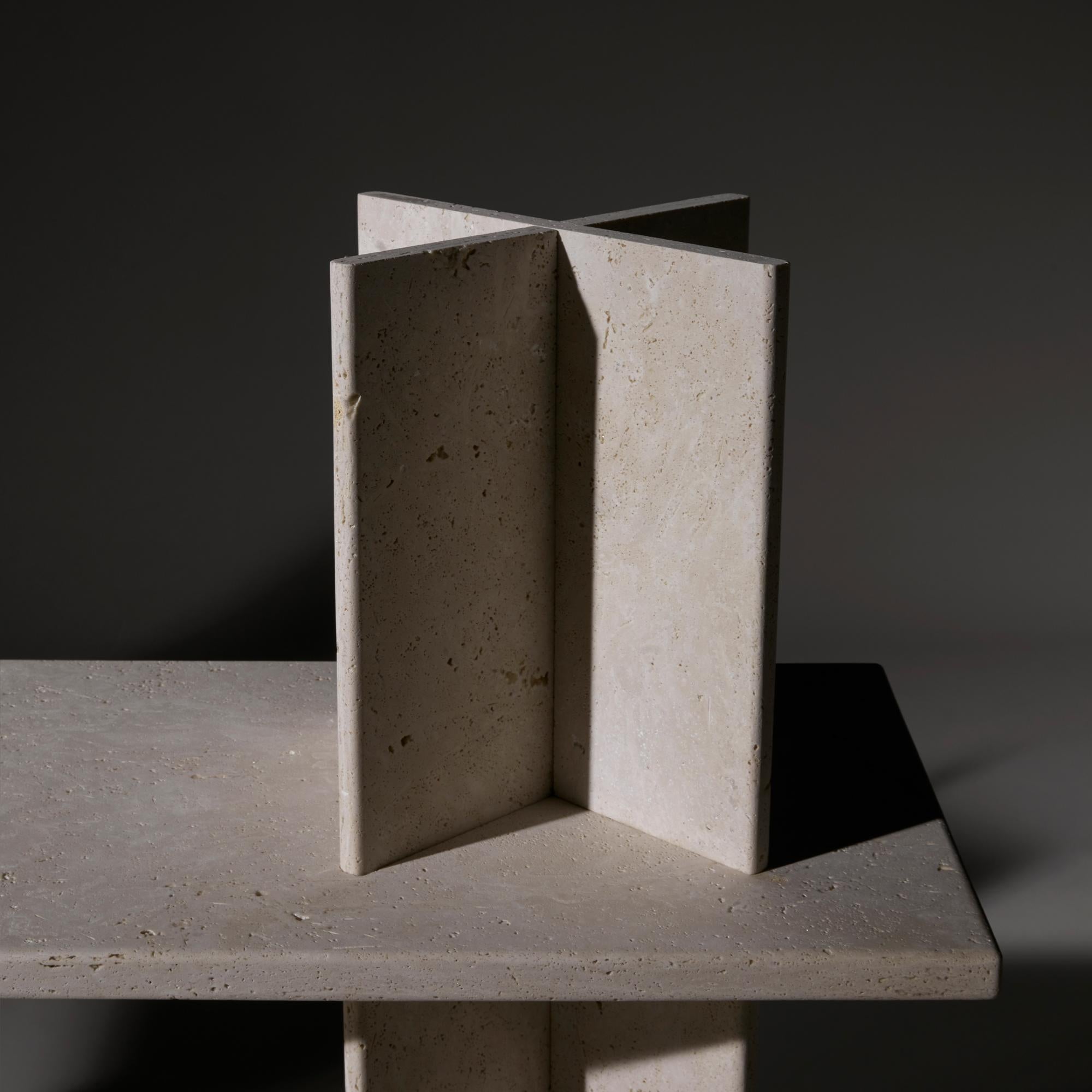 Moderno Mensole Monument in travertino bianco di Mathieu Girard & Gauthier Pouillart in vendita