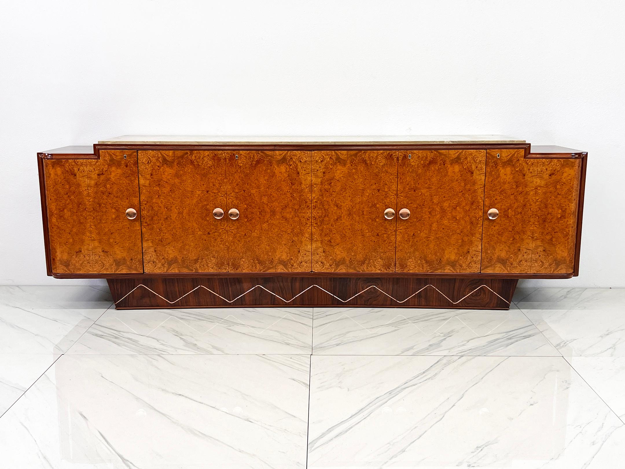 Ok, allacciati le cinture, perché questo monumentale mobile / credenza / credenza in stile Art Déco ti farà dimenticare la fase minimalista che hai attraversato. Attribuito all'unico e solo Jules Leleu, questo pezzo è praticamente l'Elvis delle