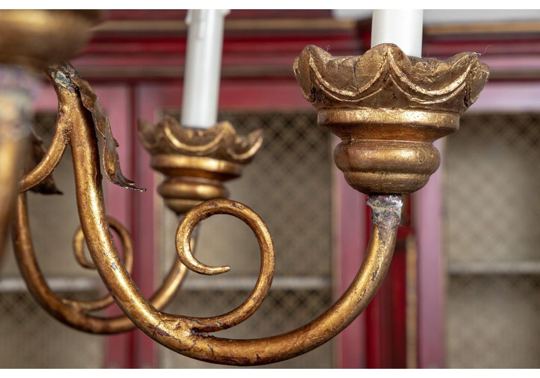 Monumentale lampadario Florentine a 12 bracci dorati e dipinti in vendita 2