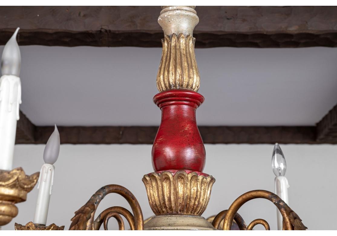 Hollywood Regency Monumentale lampadario Florentine a 12 bracci dorati e dipinti in vendita