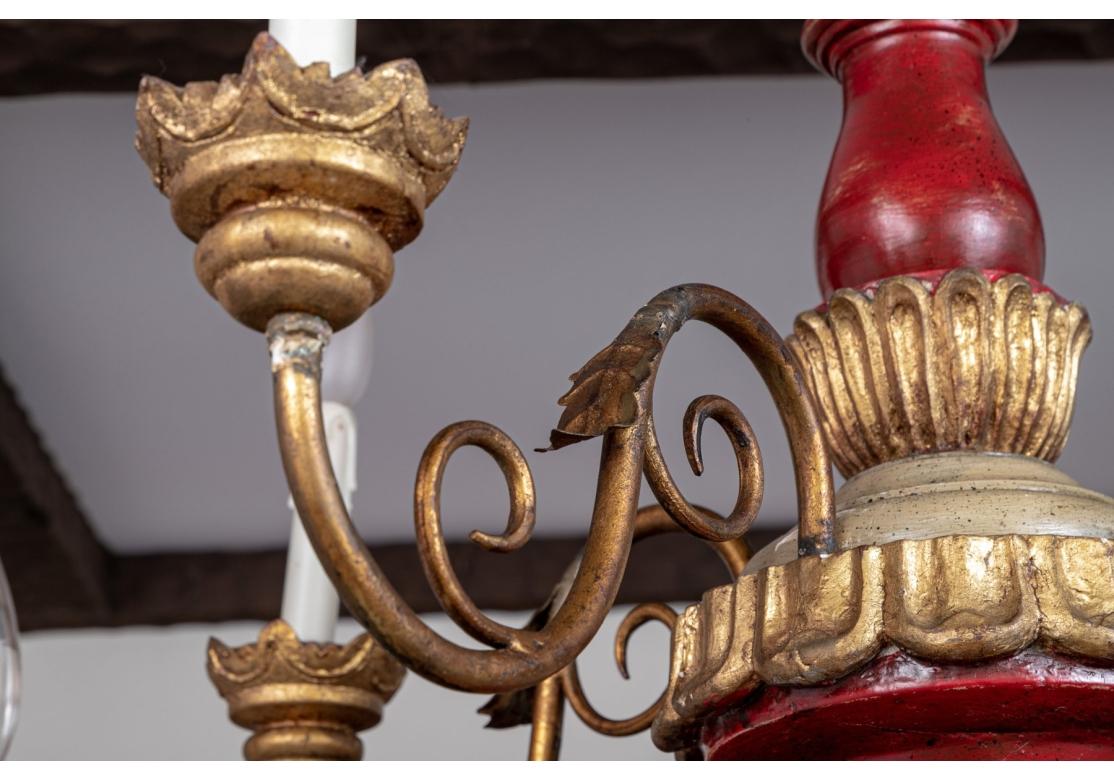 Italiano Monumentale lampadario Florentine a 12 bracci dorati e dipinti in vendita
