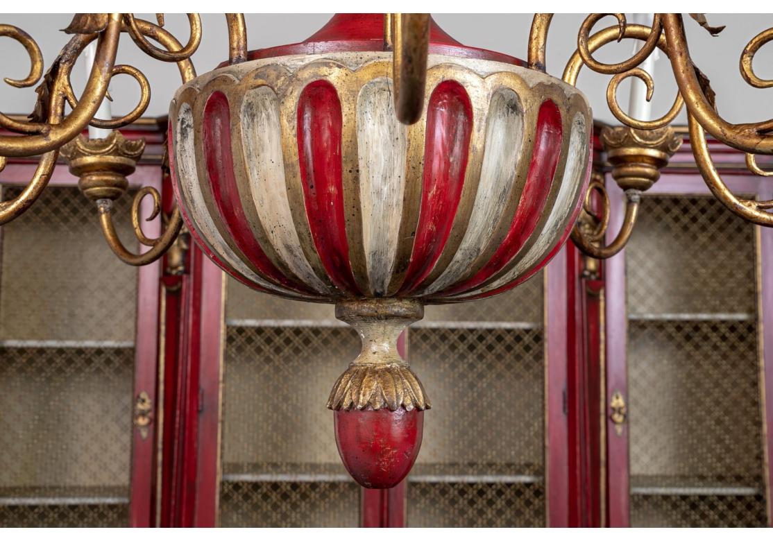 Metallo Monumentale lampadario Florentine a 12 bracci dorati e dipinti in vendita