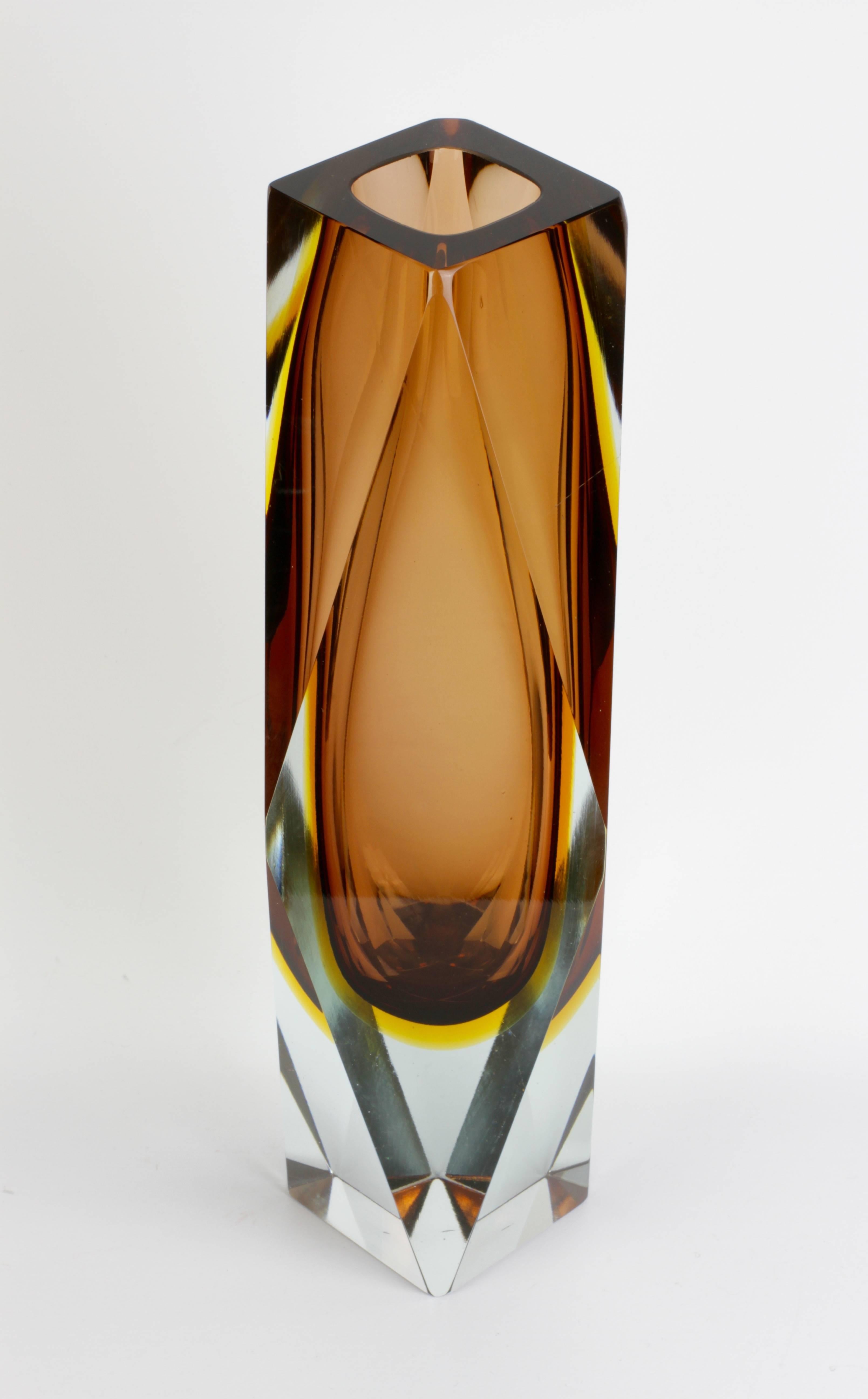 Diese monumental große italienische Vase aus Muranoglas aus der Jahrhundertmitte, ca. 1960 - 1980. Es ist in jeder Hinsicht außergewöhnlich und lädt zum Bewundern des atemberaubenden Designs und der meisterhaften Produktion ein. Facettiert auf vier