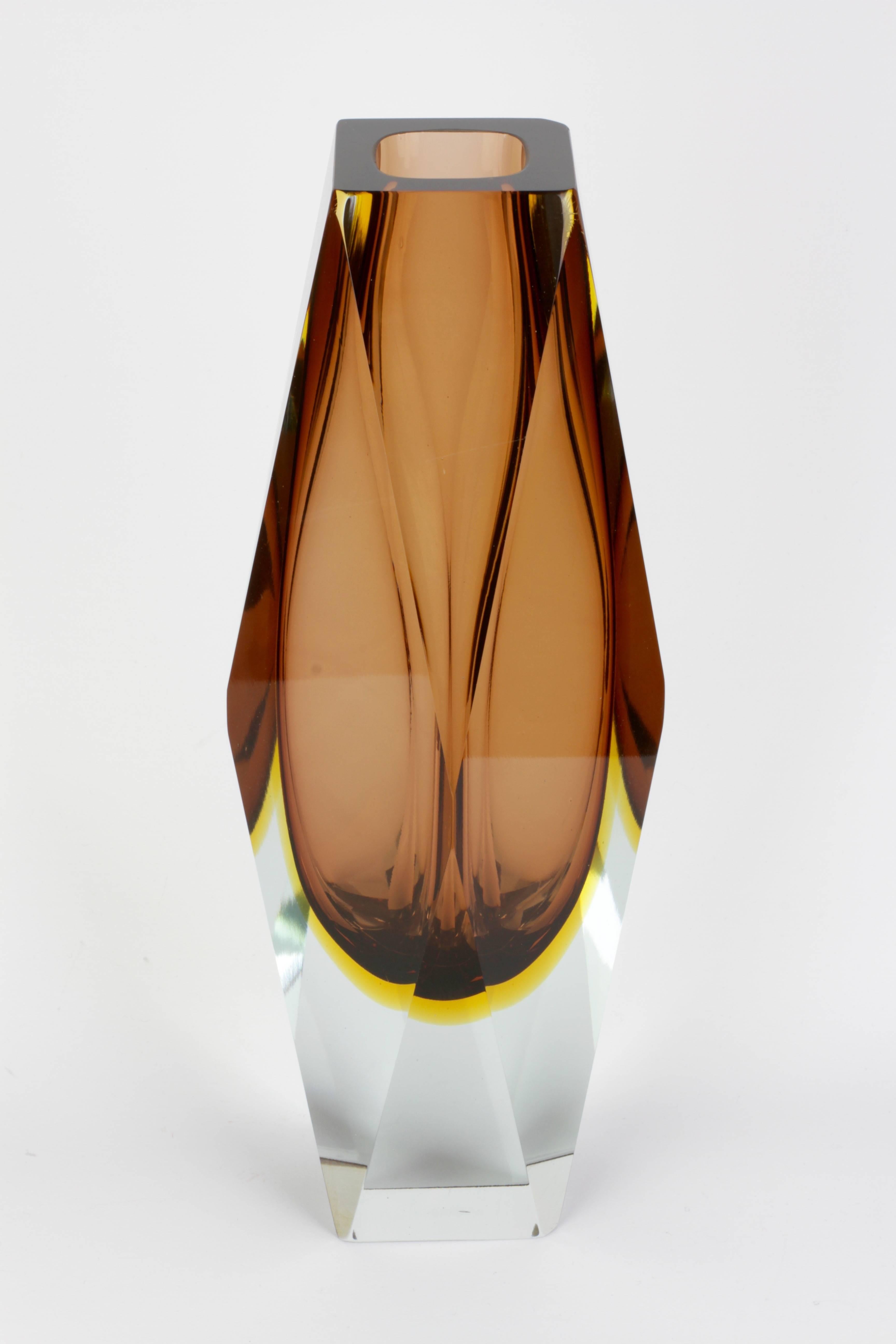 Mid-Century Modern Monumental vase italien en verre Sommerso de Murano brun à facettes et coupe en diamant de 12 pouces en vente