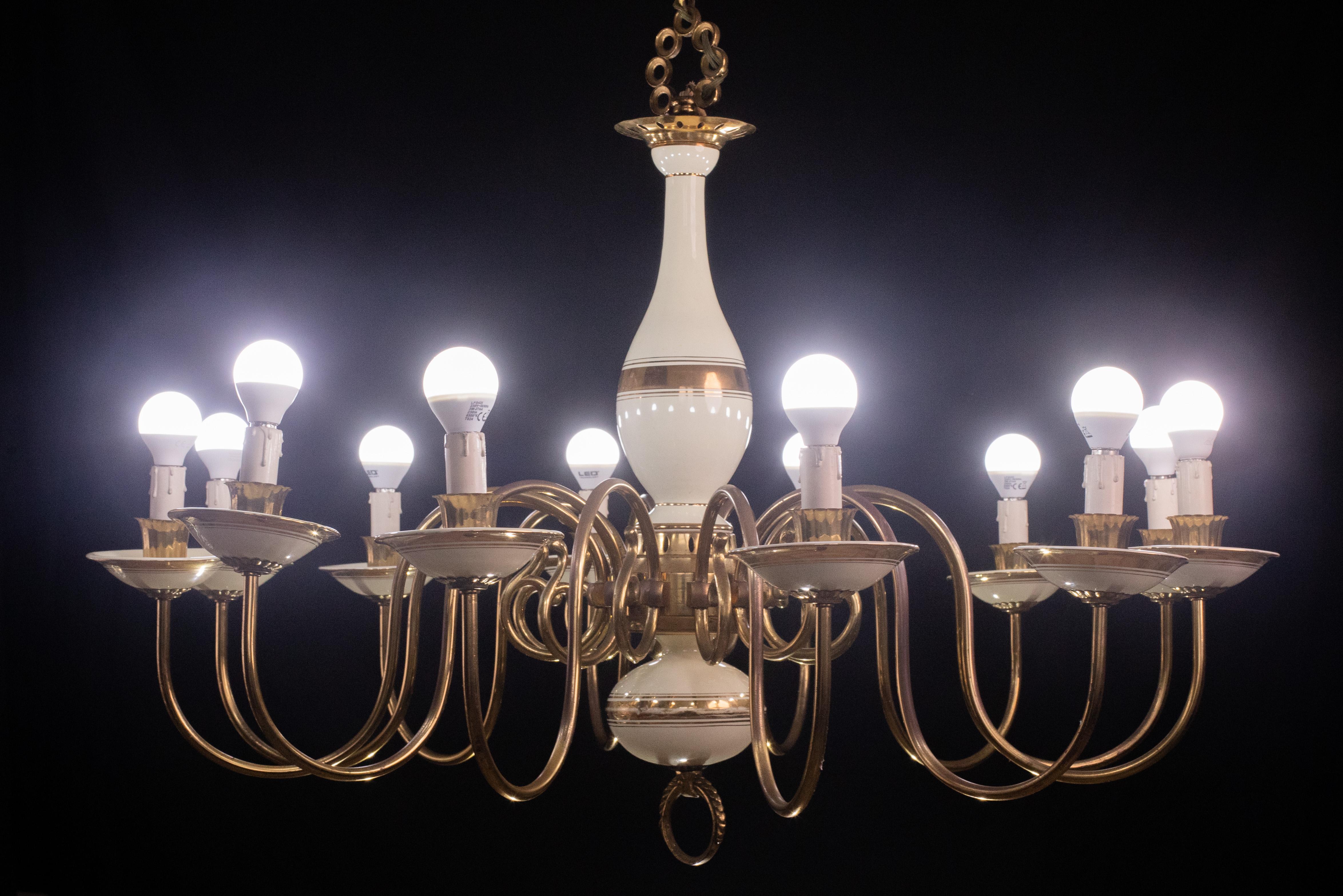 Monumental 12 Lights Art Deco Brass and Ceramic Chandelier, 1950s In Good Condition For Sale In Roma, IT