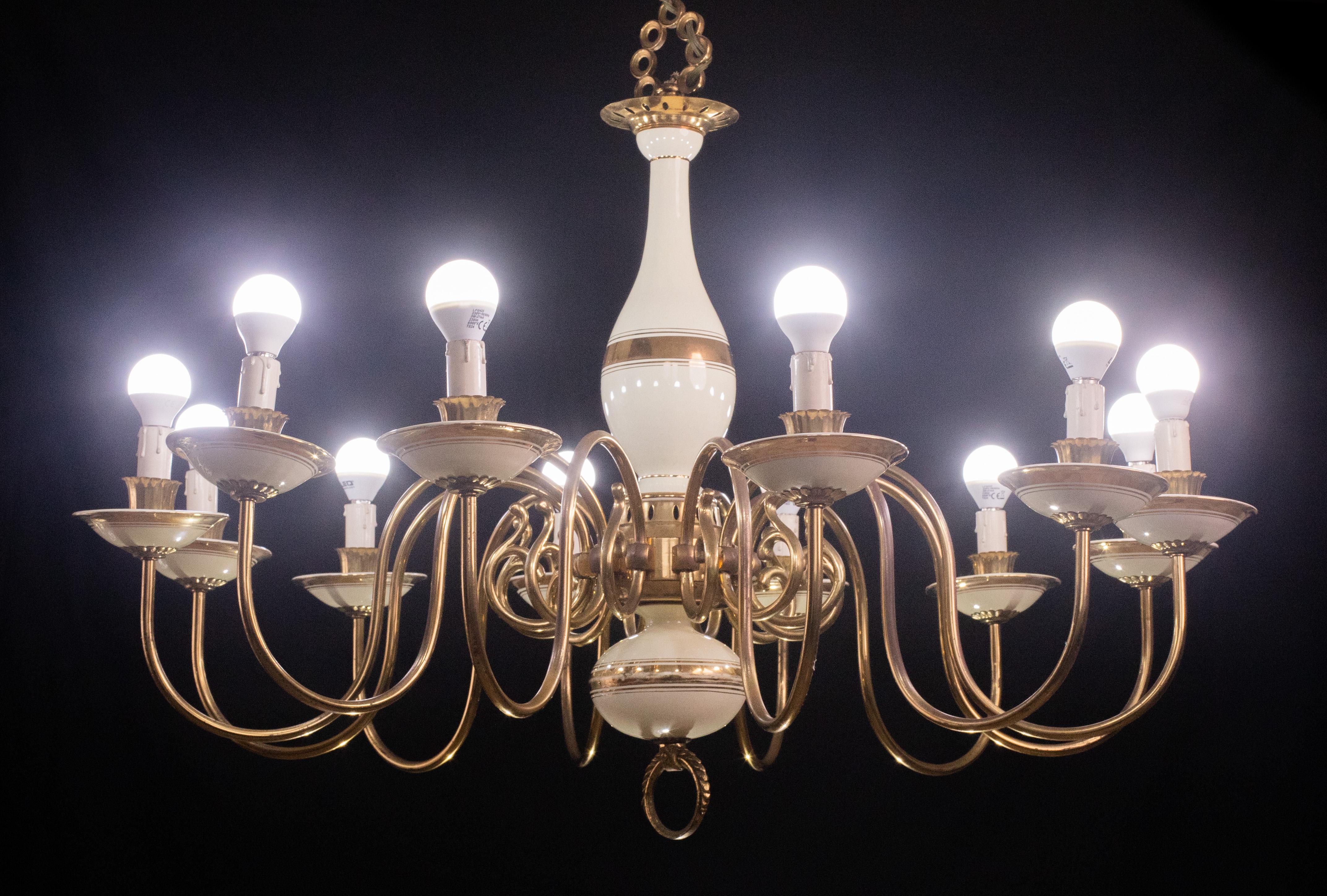 Mid-20th Century Monumental 12 Lights Art Deco Brass and Ceramic Chandelier, 1950s For Sale