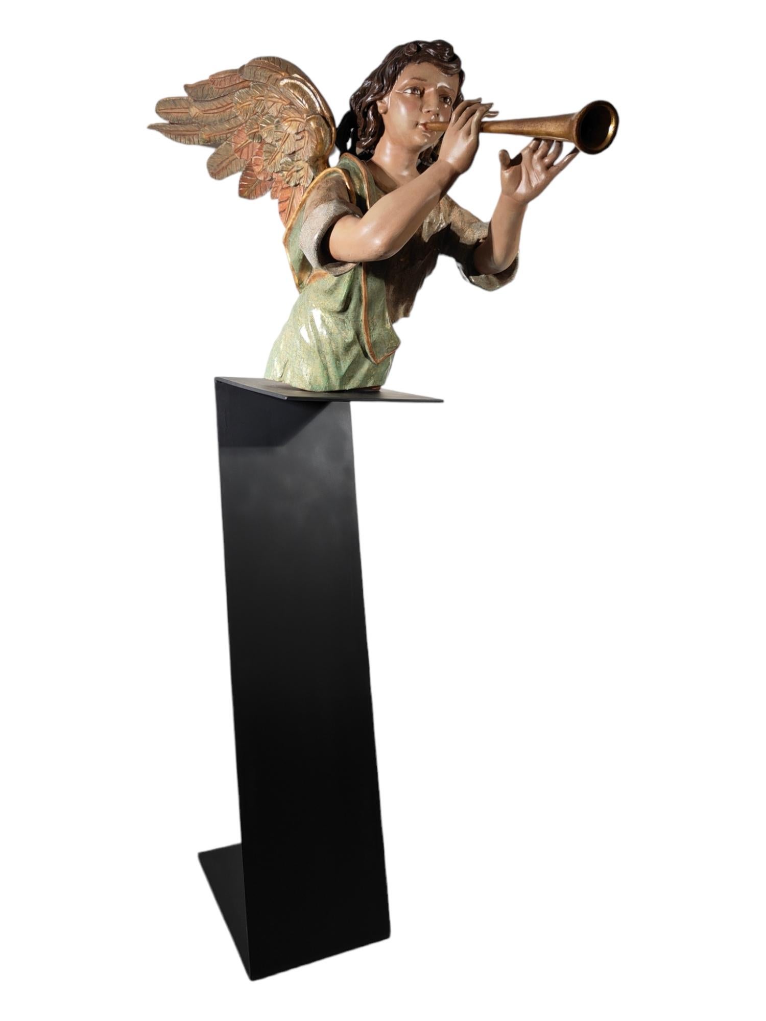 Ange majestueux du 17e siècle
Important ange en bois sculpté, doré et polychrome du XVIIe siècle provenant du chœur d'une église en Espagne. Il est de très bonne qualité (voir le dessin du costume). En très bon état. Doré à l'or fin 24 carats. La