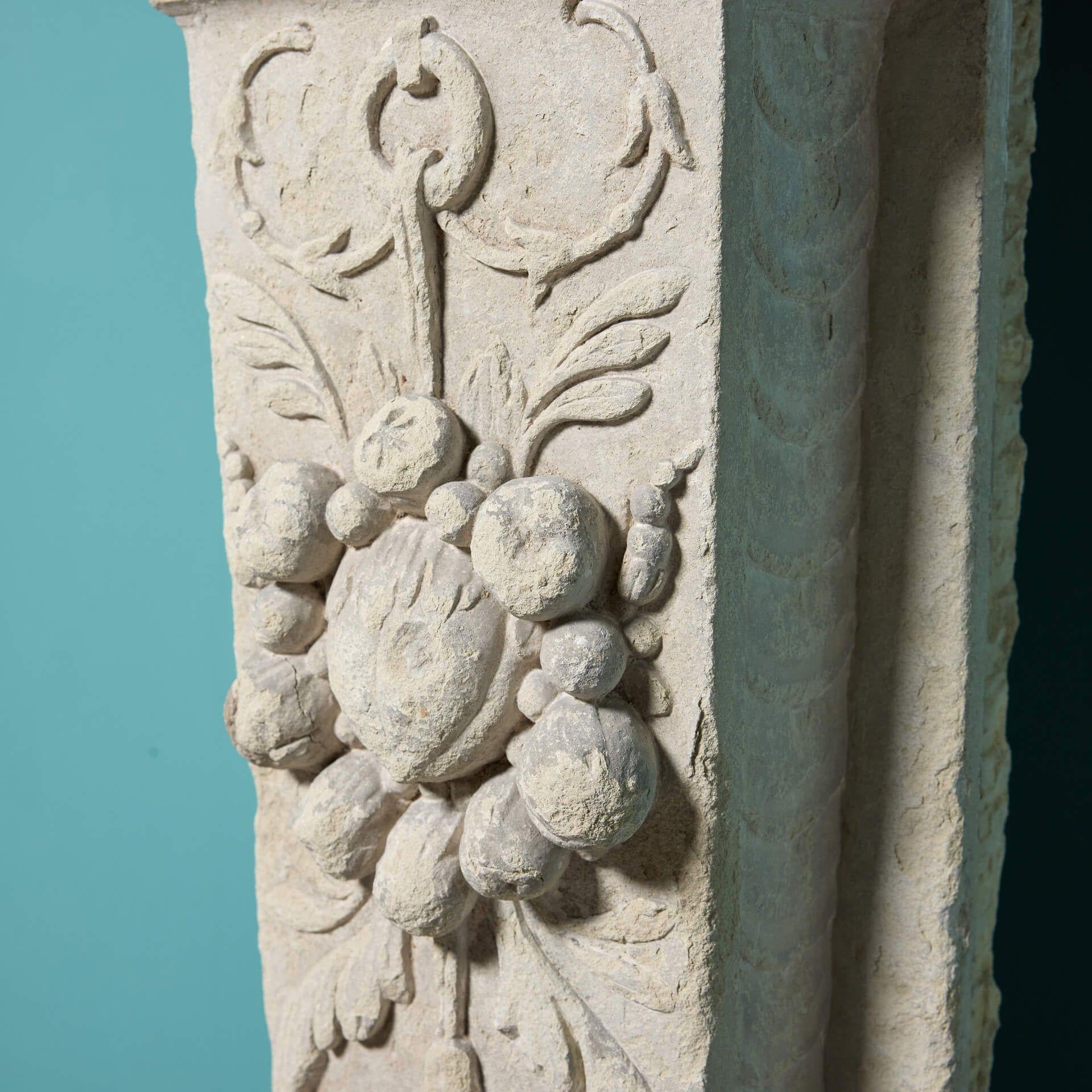 Monumentale 17. Jahrhundert Englisch geschnitzt Kalkstein Kamin Mantel im Angebot 5