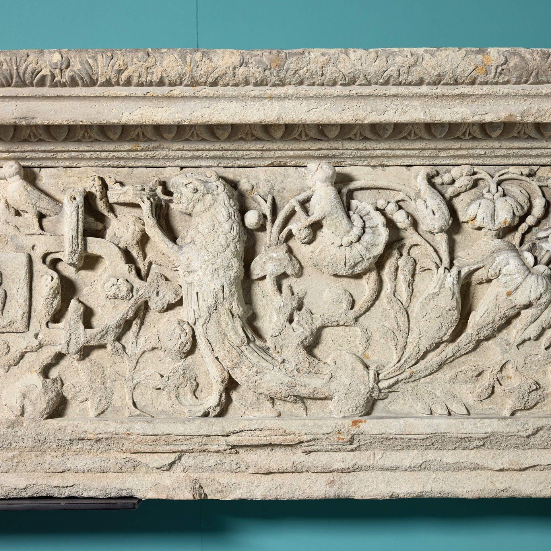Monumentale 17. Jahrhundert Englisch geschnitzt Kalkstein Kamin Mantel (Handgeschnitzt) im Angebot