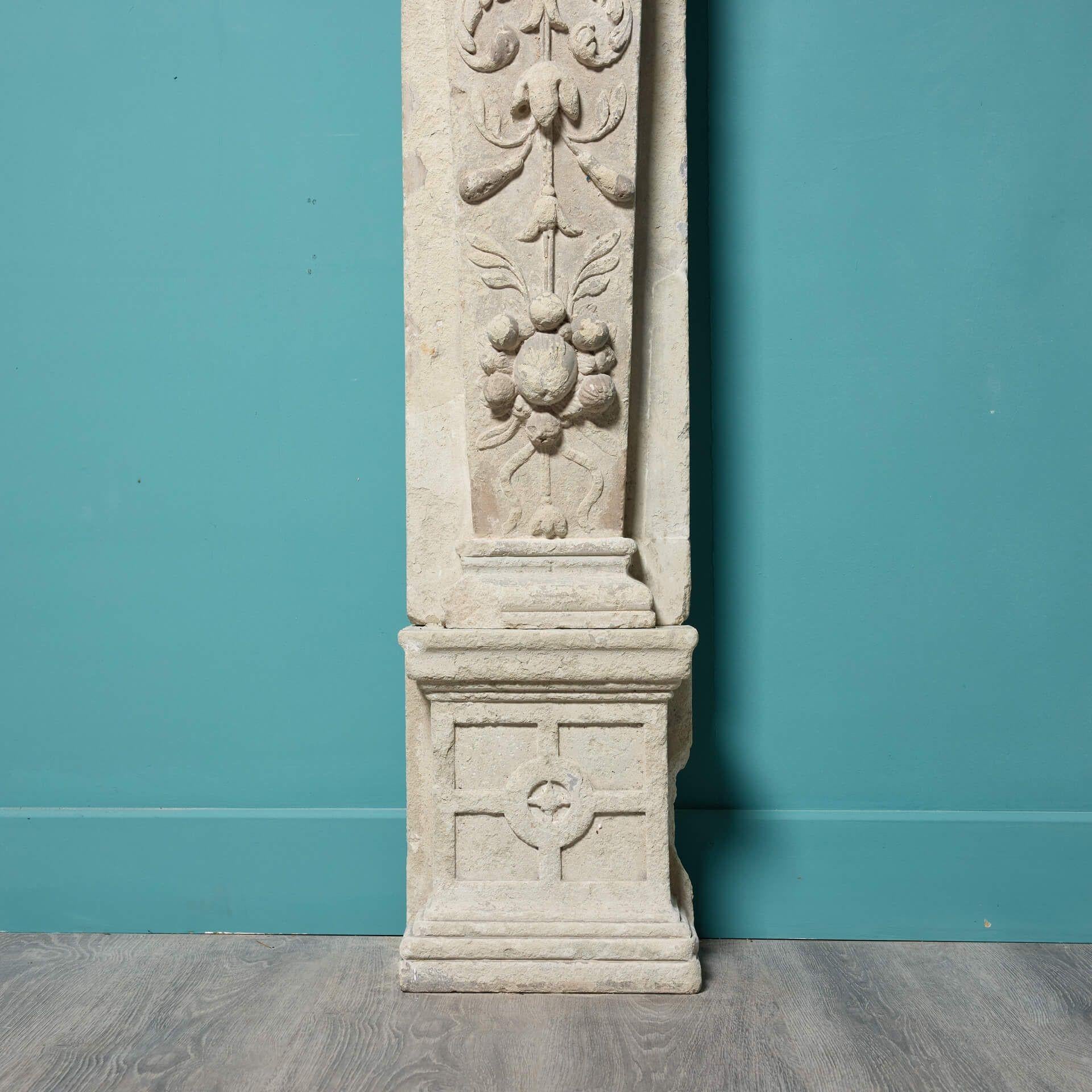 Monumentale 17. Jahrhundert Englisch geschnitzt Kalkstein Kamin Mantel im Zustand „Relativ gut“ im Angebot in Wormelow, Herefordshire