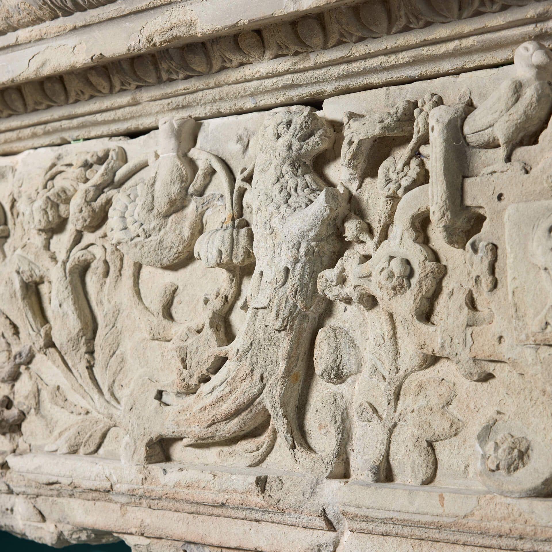 Monumentale 17. Jahrhundert Englisch geschnitzt Kalkstein Kamin Mantel (Stein) im Angebot
