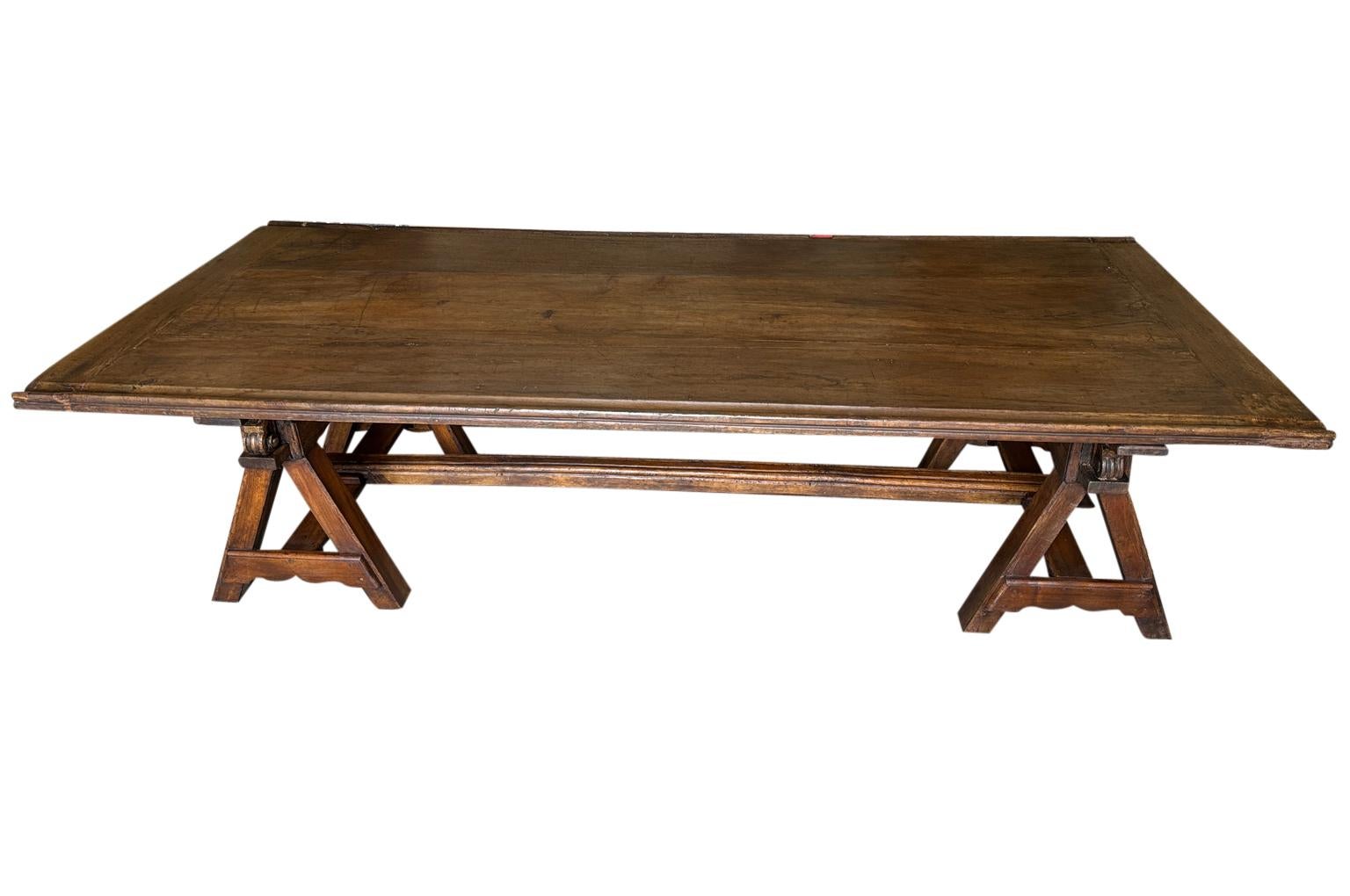 Monumentale Table De Travaille - casula - italiana del XVII secolo, un tavolo da lavoro per la confezione di paramenti da sacrestia proveniente dalla regione Lombardia. Costruito in noce con una profondità eccezionale. Un tavolo da pranzo perfetto