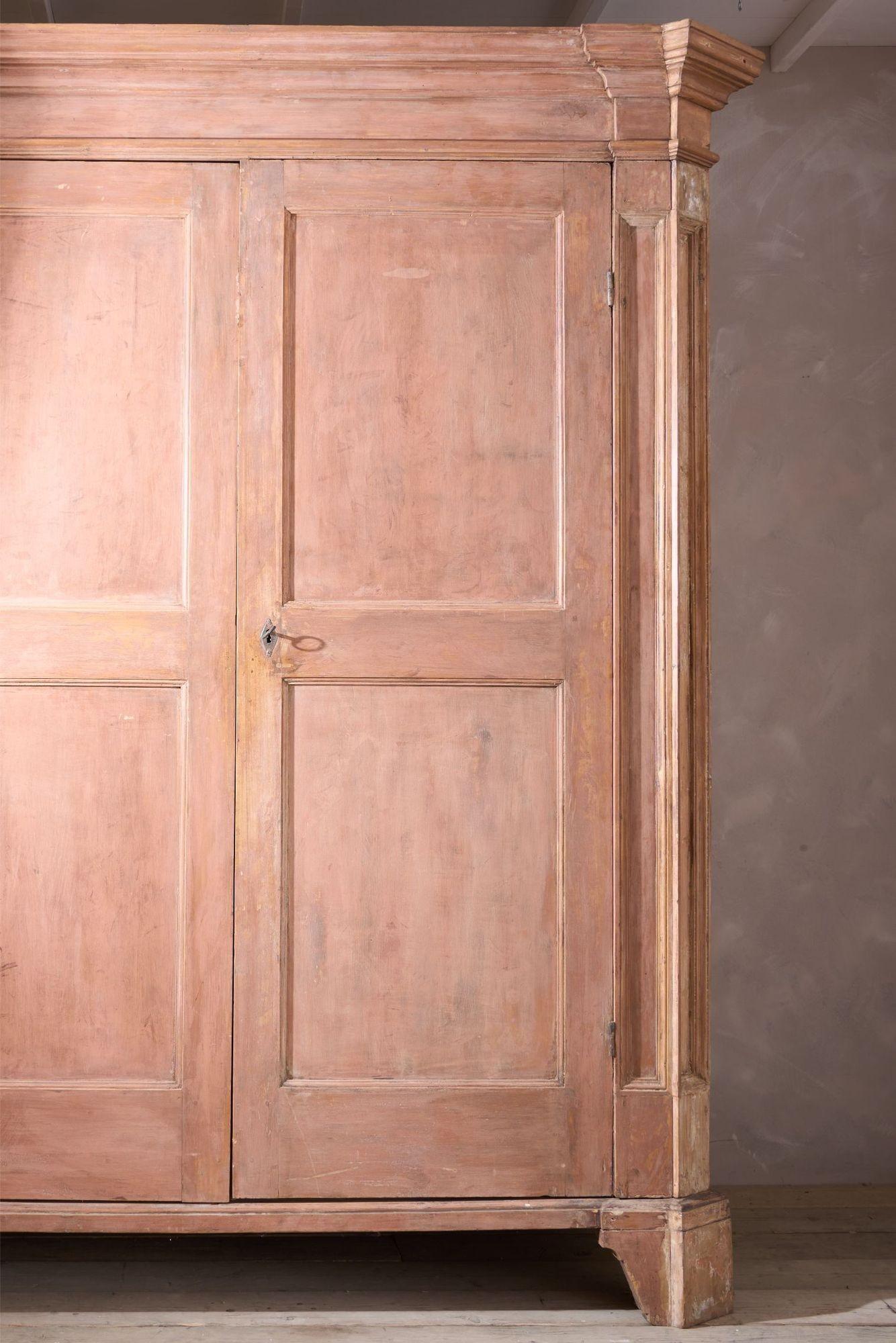 Si tratta di una meravigliosa credenza italiana del XVII-XVIII secolo dipinta di rosa polveroso. La scala è davvero impressionante e offre una grande quantità di spazio. Attualmente si tratta di un armadio con scaffali e spazio per appendere, ma se