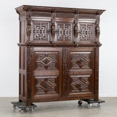 The Ornamental 17th century Richly Ornamented and Coffered Flemish Oak Cabinet (Cabinet en chêne flamand du 17e siècle richement orné et à caissons)