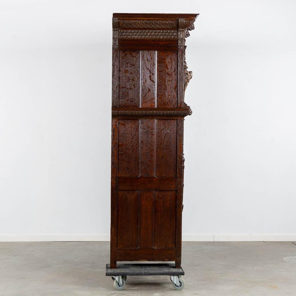 Belga Monumentale mobile in quercia fiamminga del XVII secolo riccamente ornato e a cassettoni in vendita