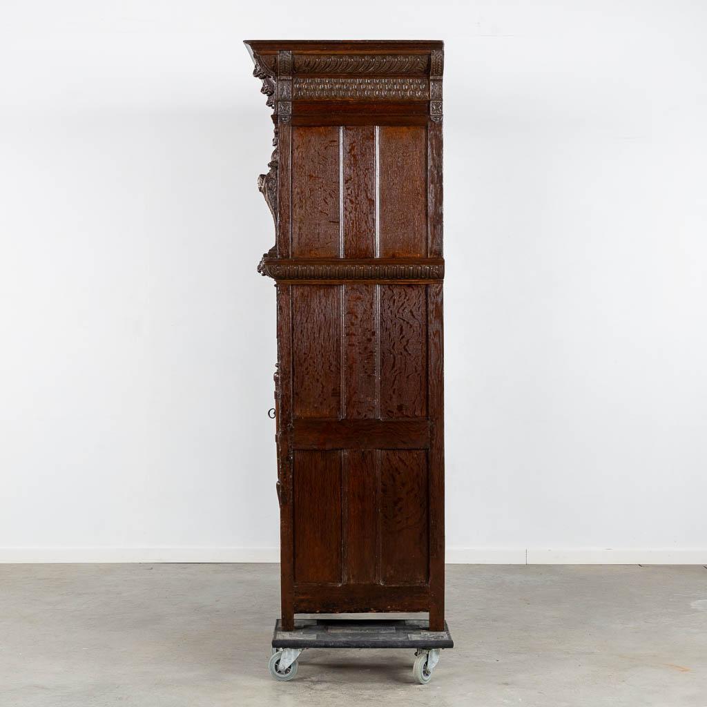 Monumentale mobile in quercia fiamminga del XVII secolo riccamente ornato e a cassettoni In condizioni buone in vendita a Leesburg, VA