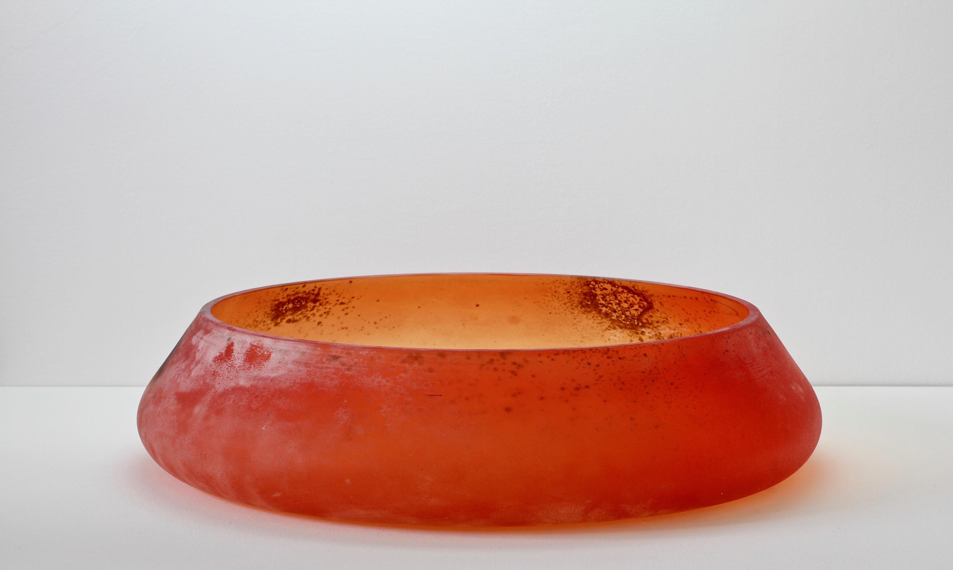 Monumentale ciotola o centrotavola in vetro rosso 'Scavo', grande e rara, firmata da Antonio Da Ros (1936-2012) per Cenedese Vetri Murano, circa 1984. Realizzato in vetro artistico di Murano rosso o arancione con la tecnica dello 