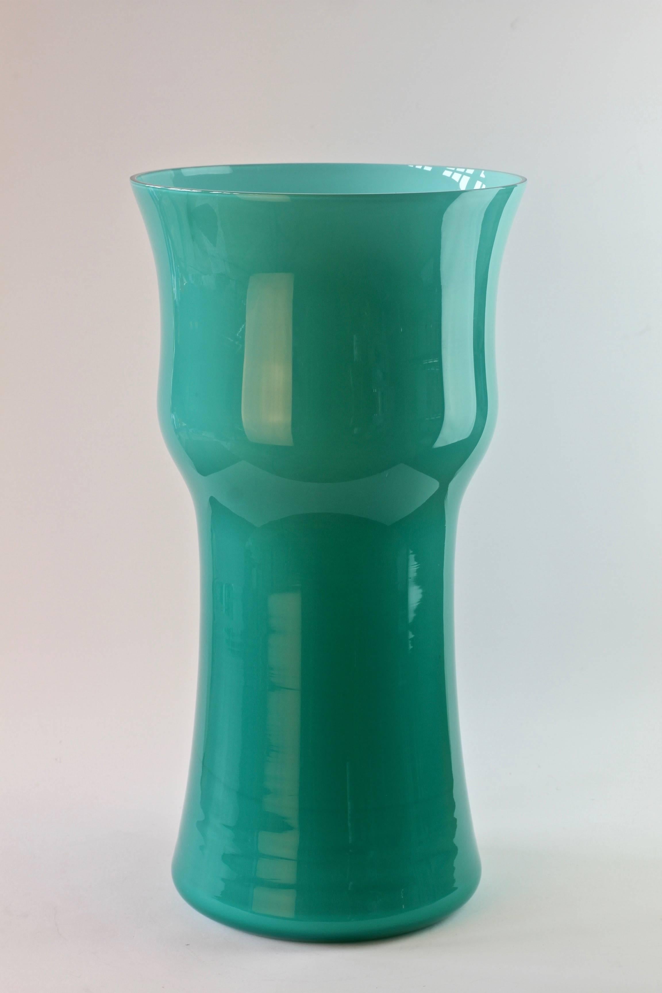 Monumental 18 Zoll hoch Cenedese Italienisch Murano Glas Tafelaufsatz Vase (Moderne der Mitte des Jahrhunderts) im Angebot