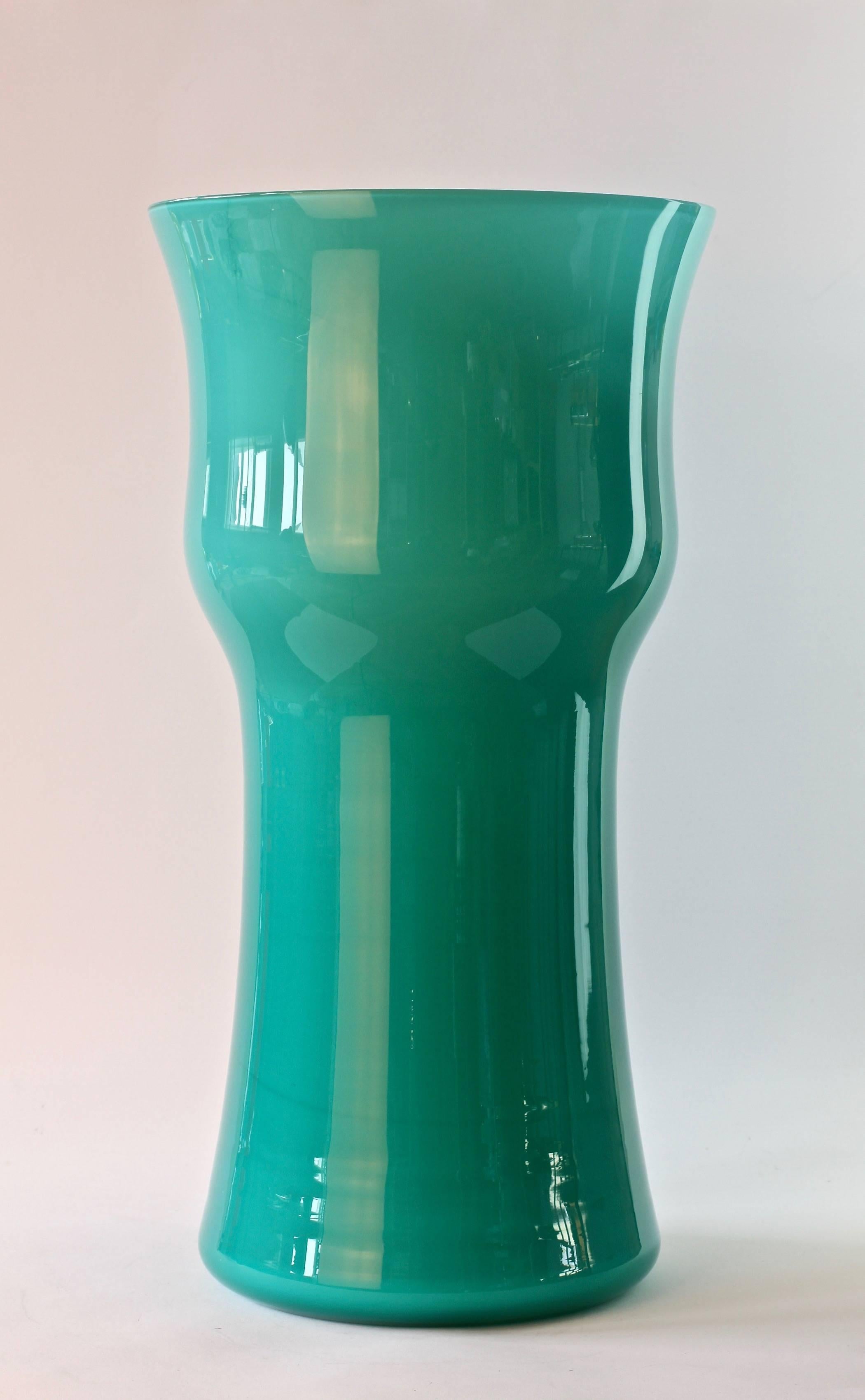 Monumental 18 Zoll hoch Cenedese Italienisch Murano Glas Tafelaufsatz Vase (20. Jahrhundert) im Angebot