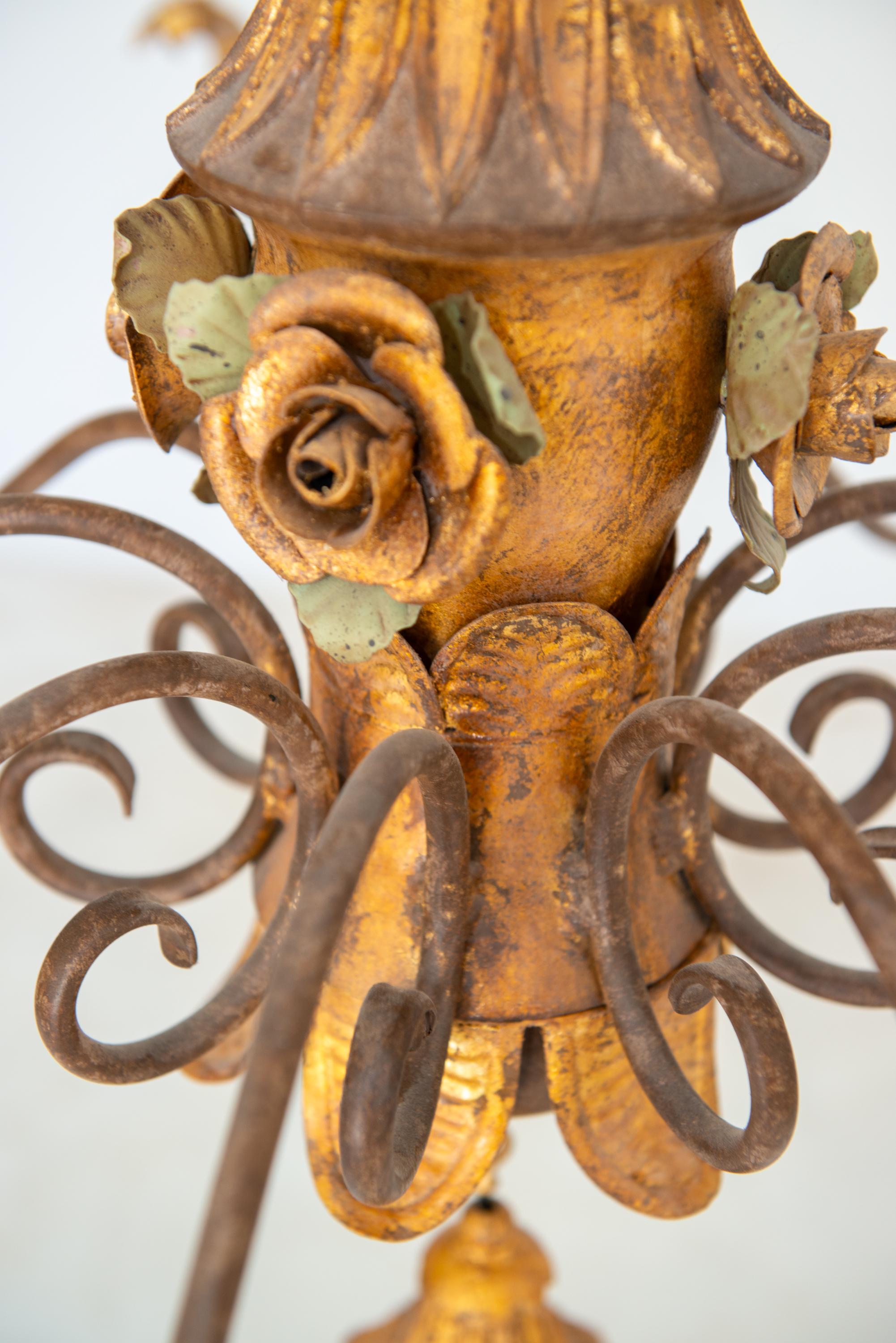 Grande lampadario barocco italiano a più livelli in legno dorato e ferro battuto in vendita 3