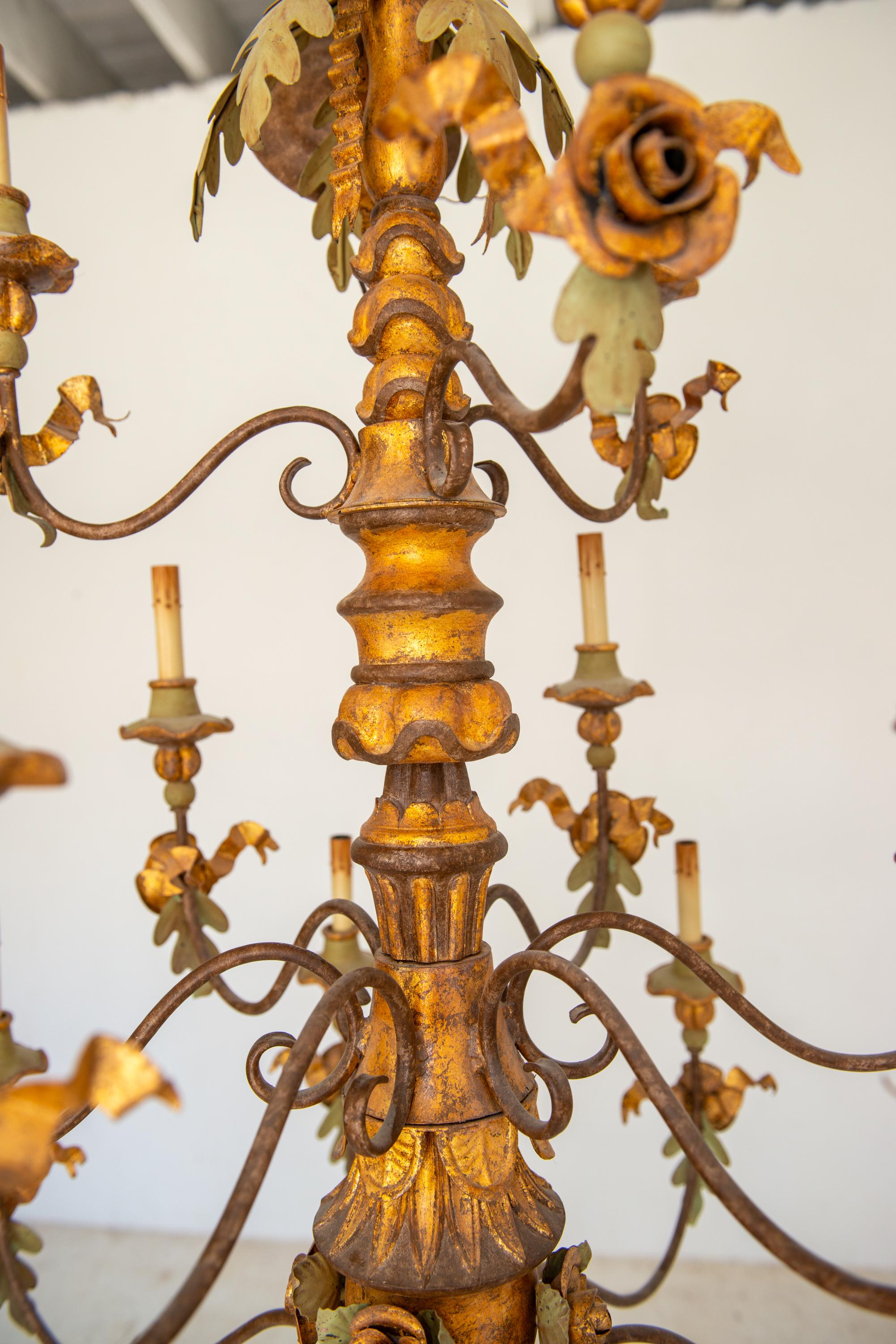 Grande lampadario barocco italiano a più livelli in legno dorato e ferro battuto in vendita 4