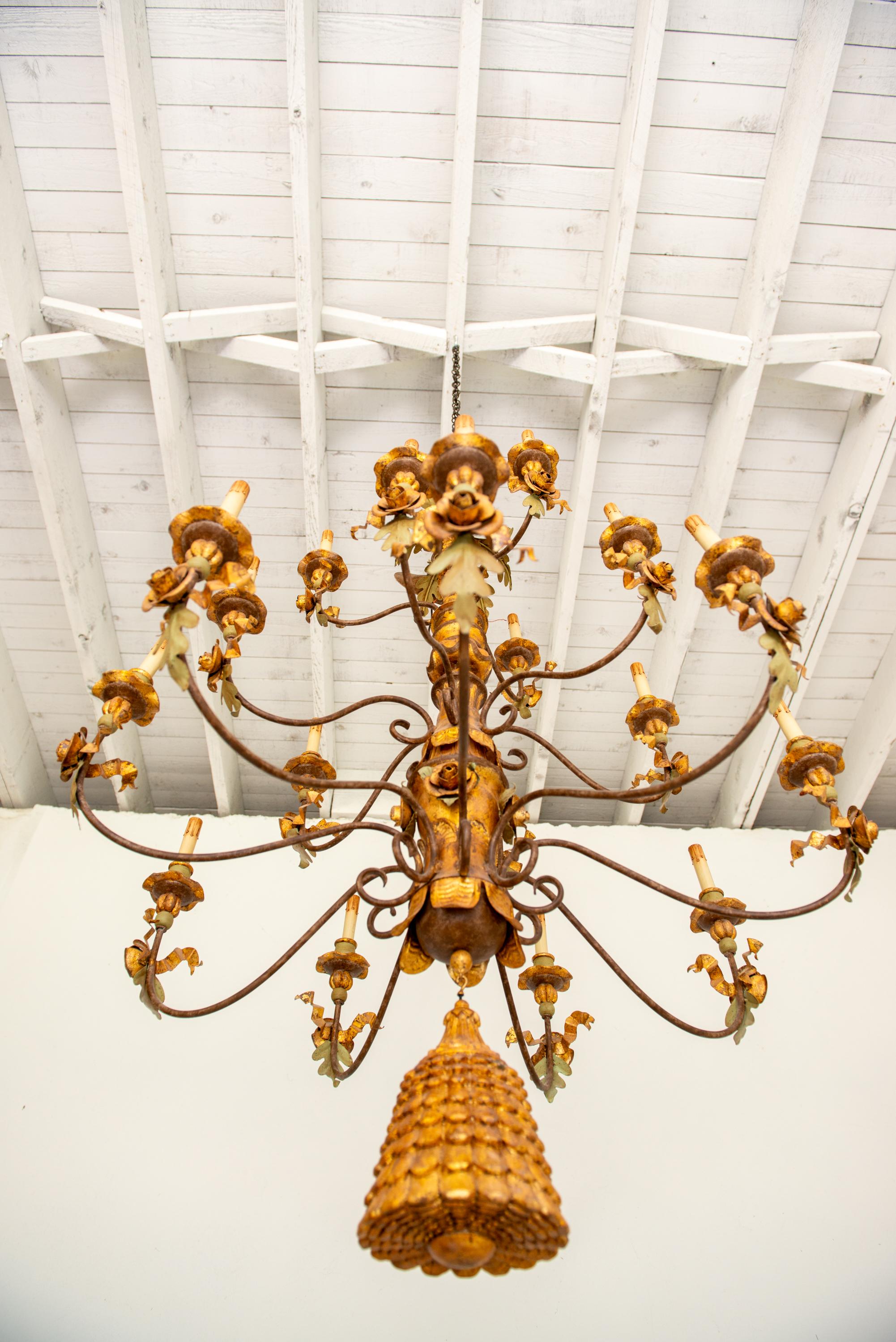 Grande lampadario barocco italiano a più livelli in legno dorato e ferro battuto in vendita 6