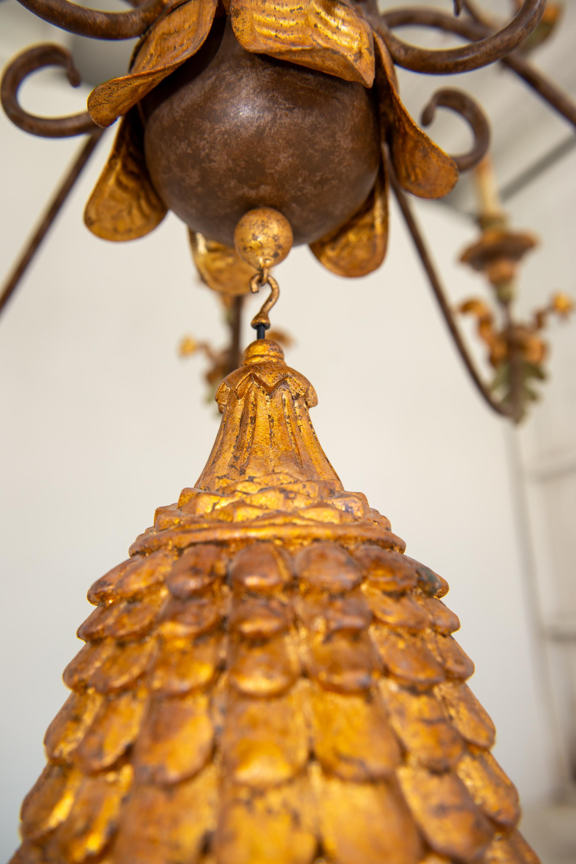 Grande lampadario barocco italiano a più livelli in legno dorato e ferro battuto in vendita 7