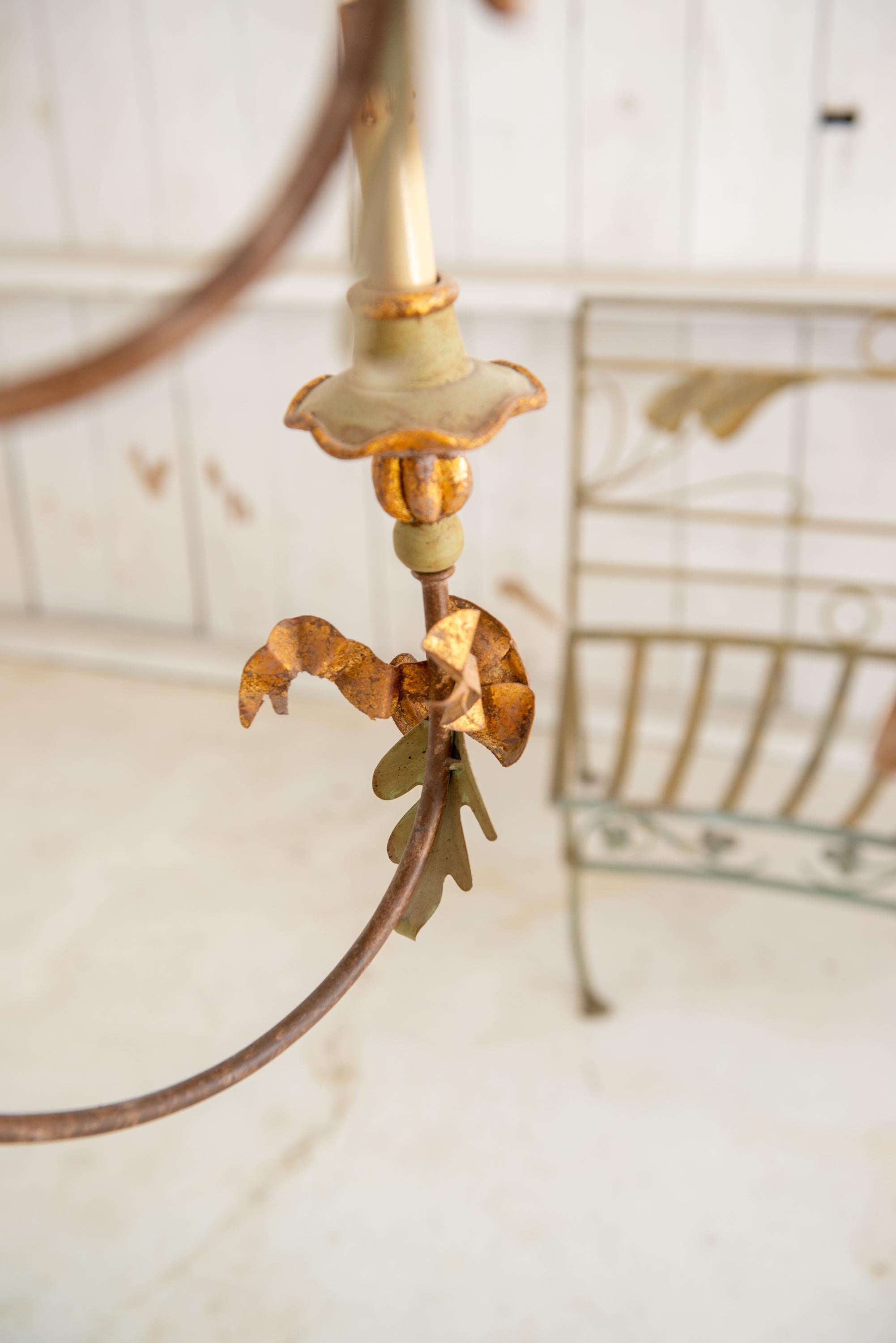 Grande lampadario barocco italiano a più livelli in legno dorato e ferro battuto in vendita 8