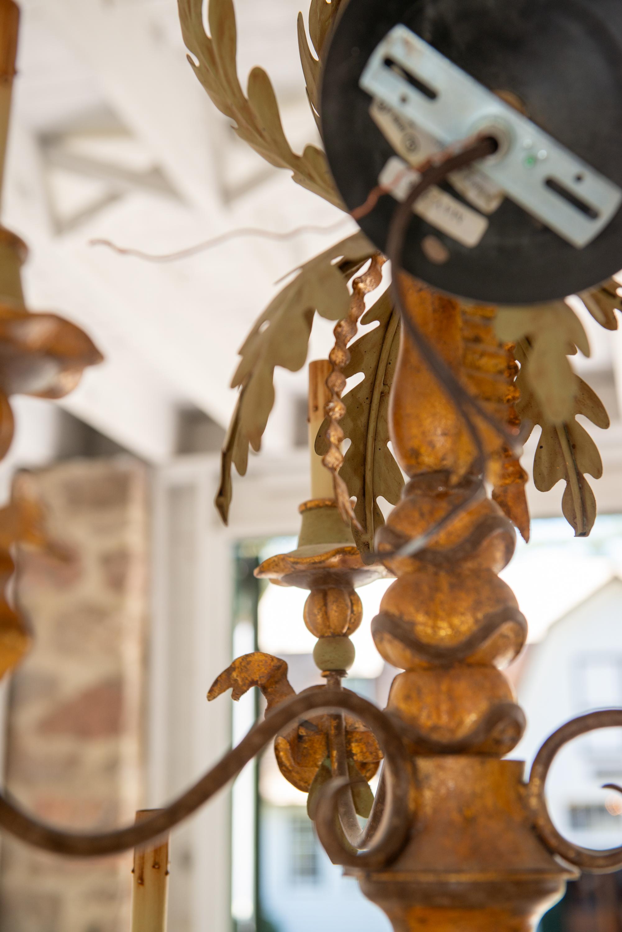 Grande lampadario barocco italiano a più livelli in legno dorato e ferro battuto in vendita 9