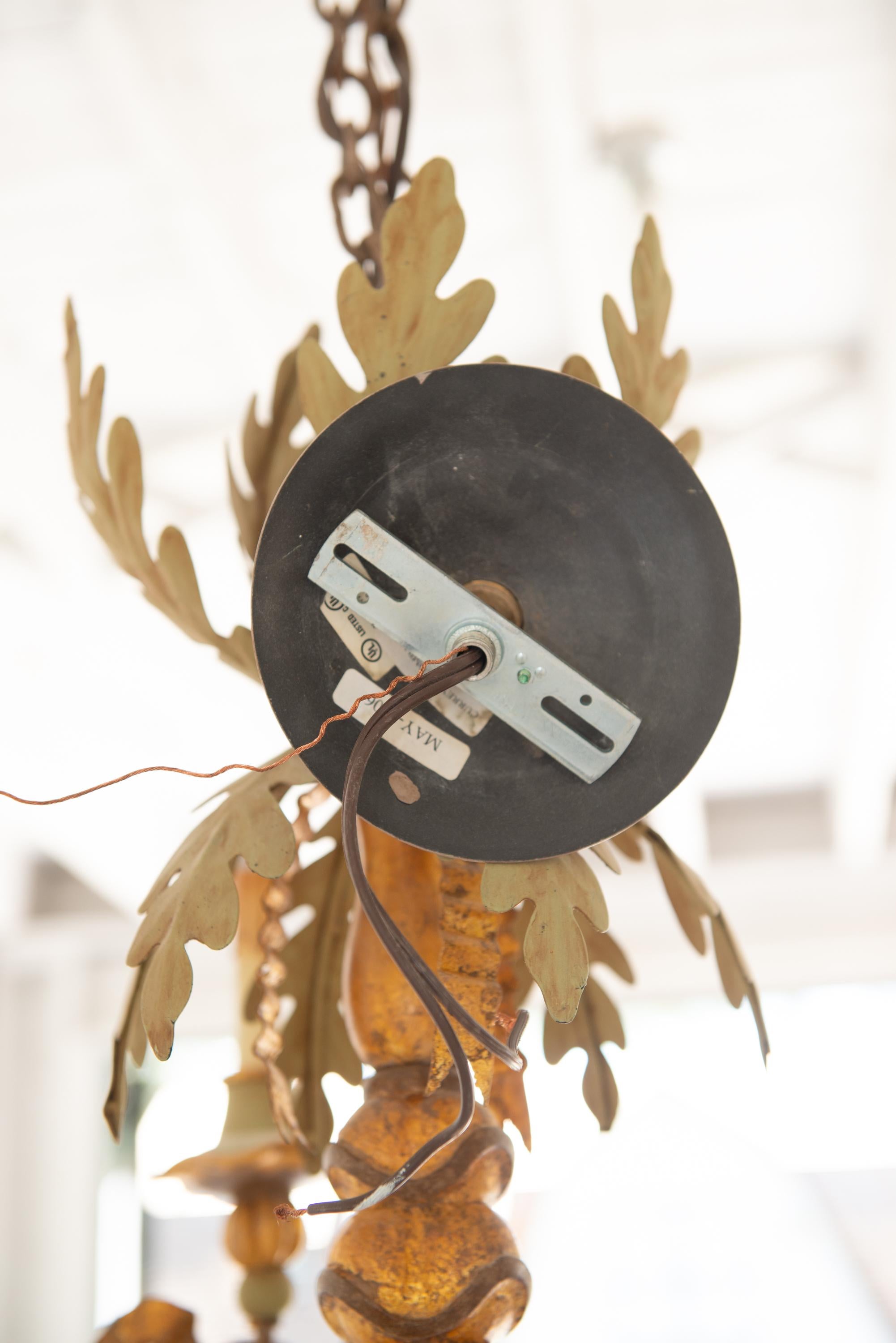 Grande lampadario barocco italiano a più livelli in legno dorato e ferro battuto in vendita 10