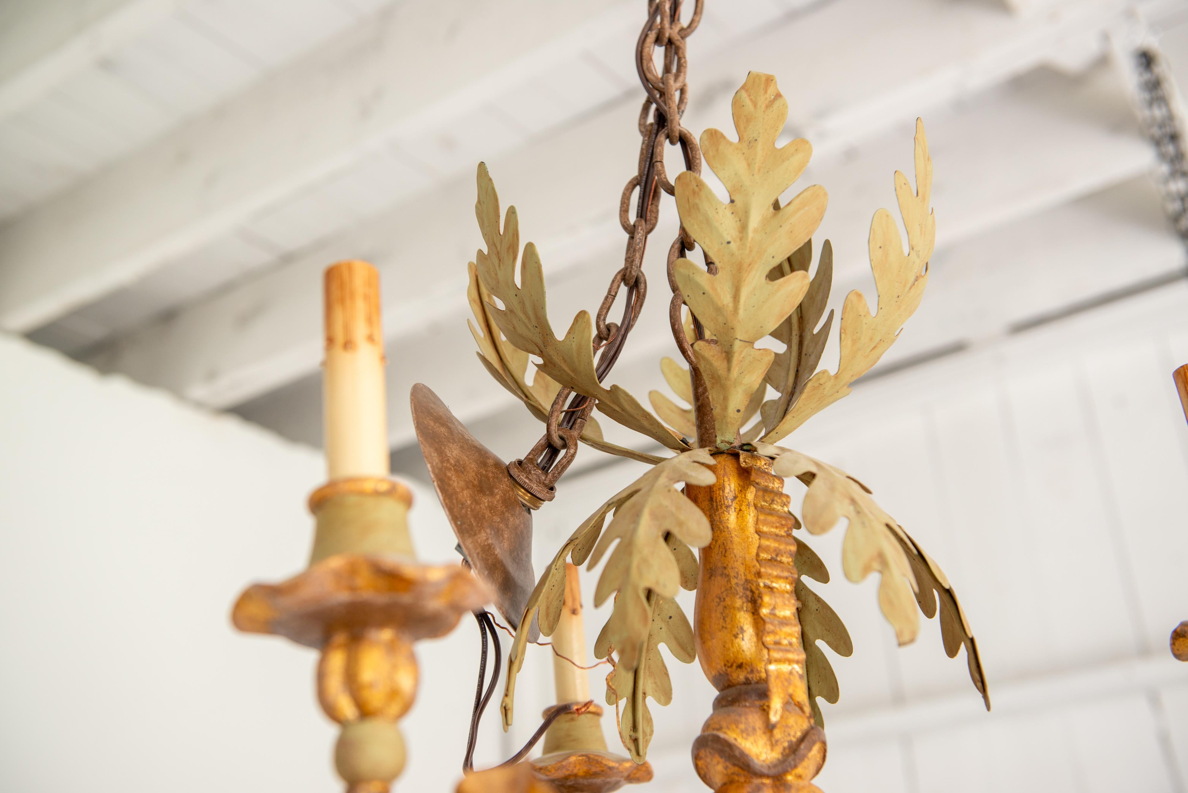 Grande lampadario barocco italiano a più livelli in legno dorato e ferro battuto in vendita 11