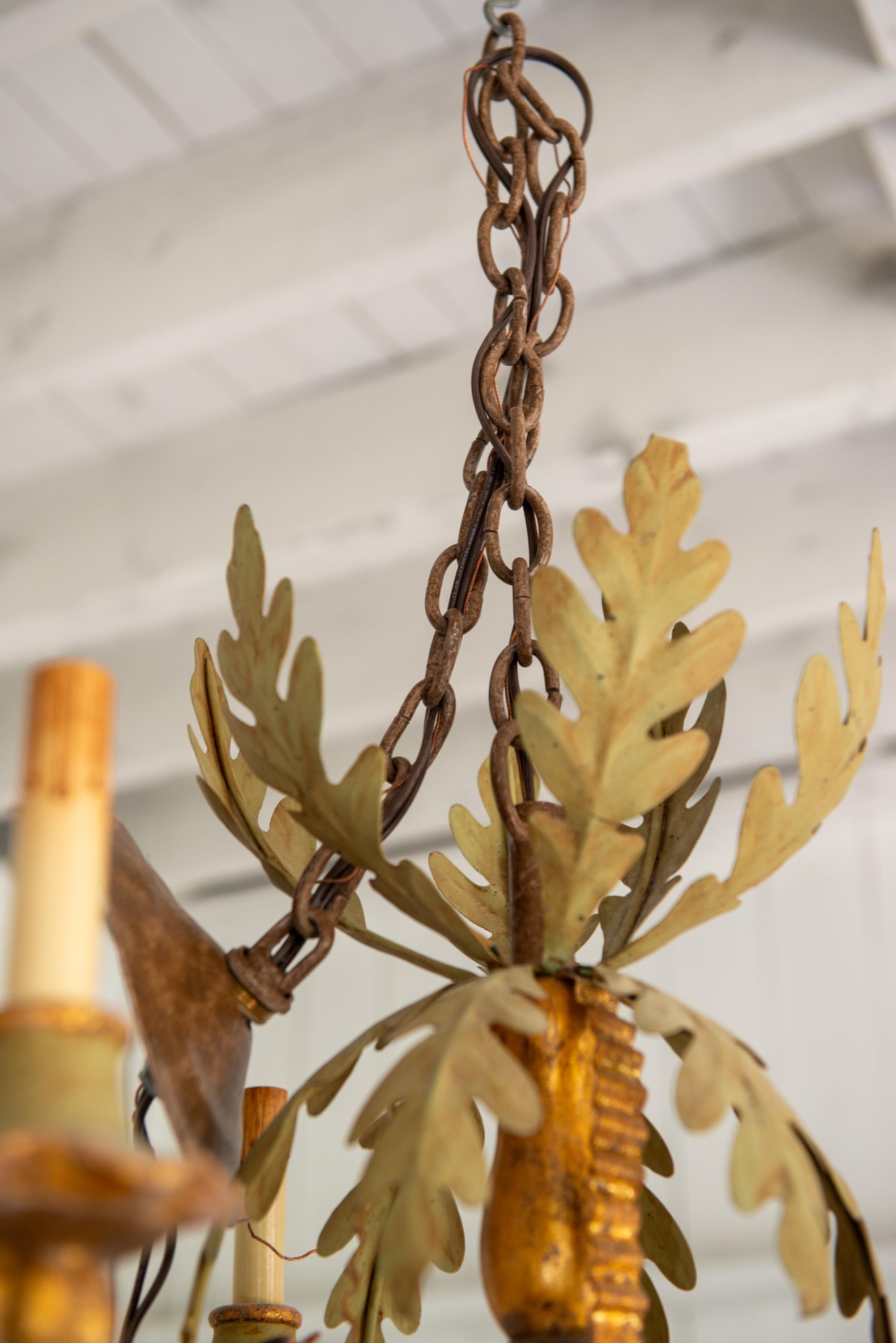 Grande lampadario barocco italiano a più livelli in legno dorato e ferro battuto in vendita 12