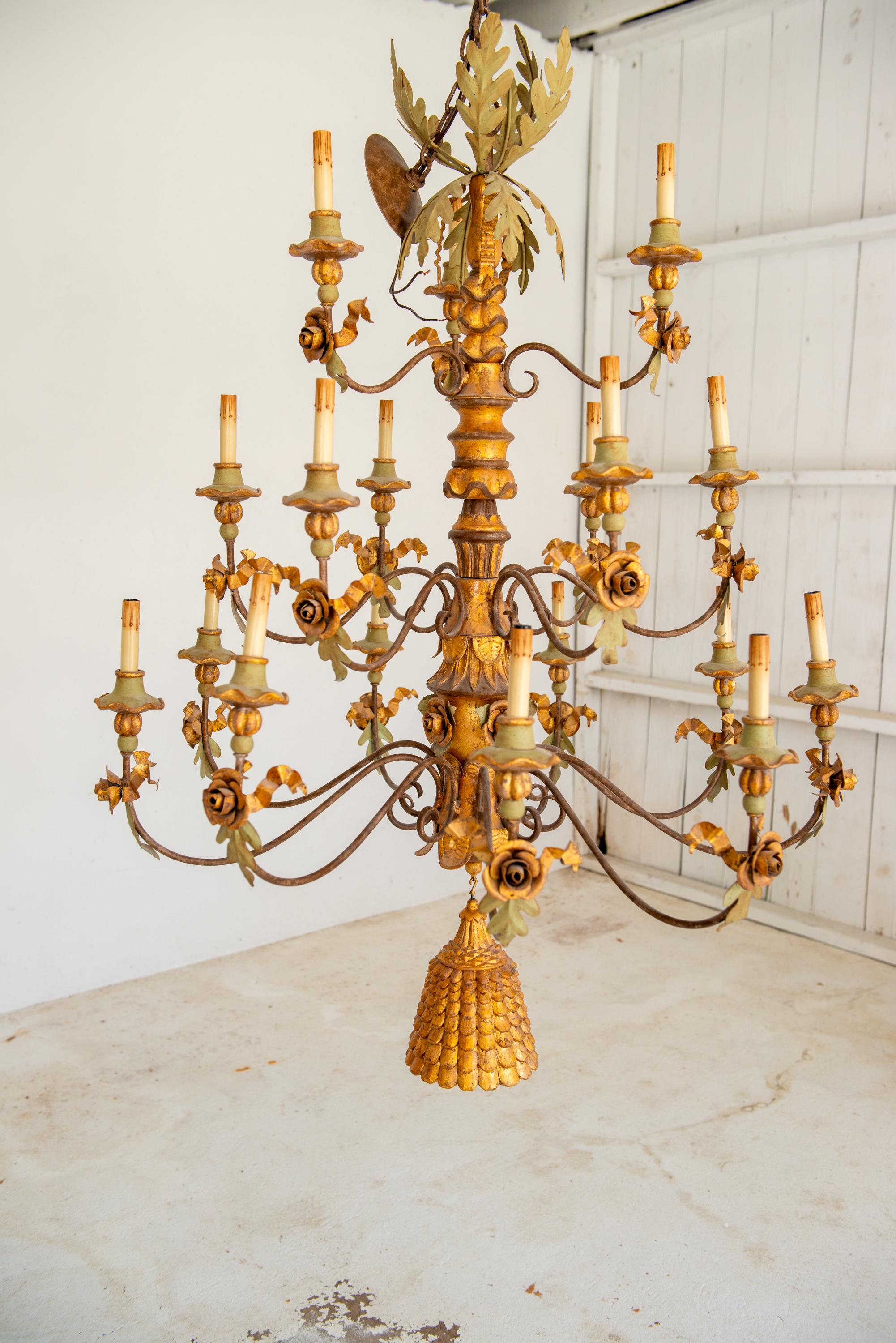 Barocco Grande lampadario barocco italiano a più livelli in legno dorato e ferro battuto in vendita