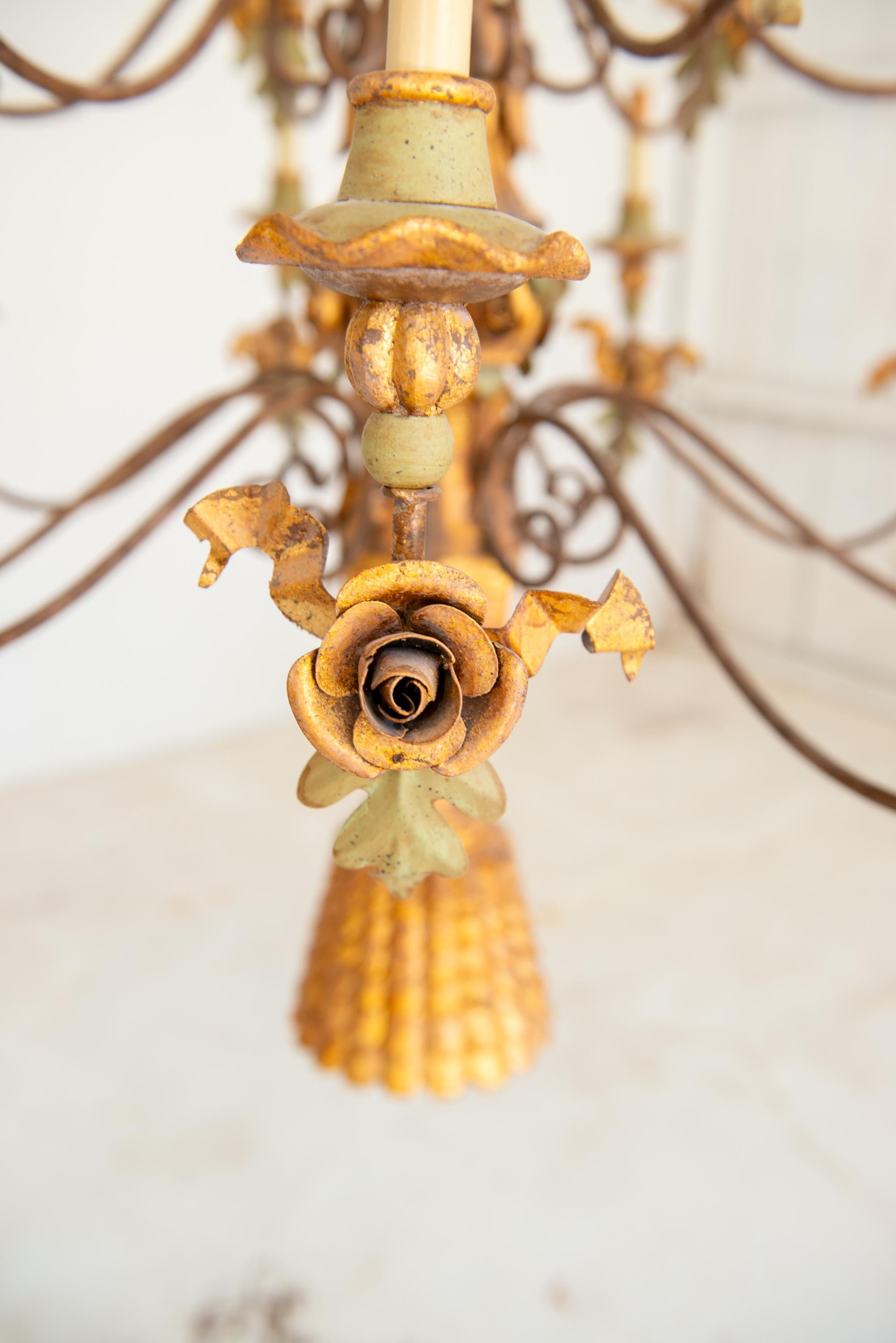 Italiano Grande lampadario barocco italiano a più livelli in legno dorato e ferro battuto in vendita