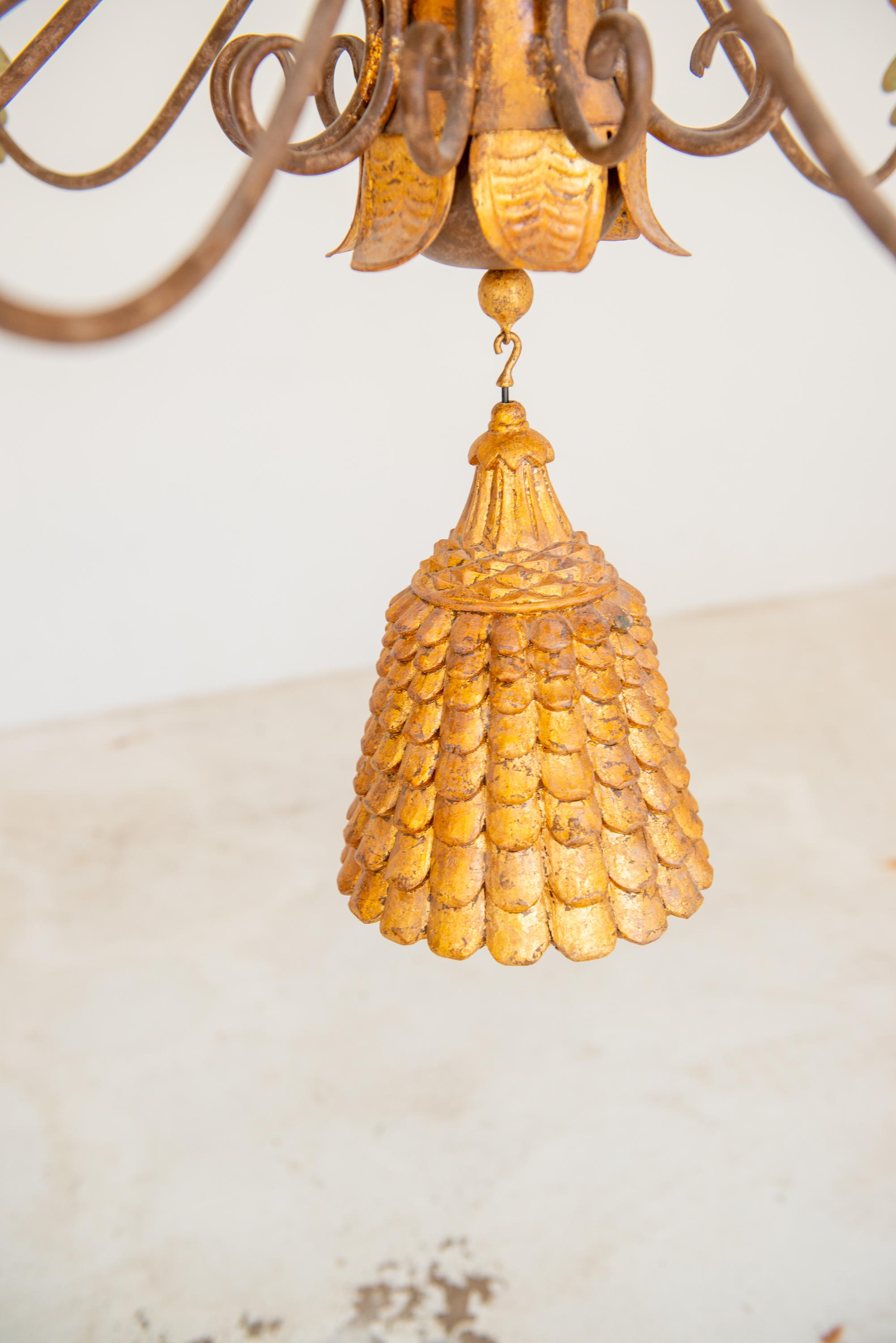 Grande lampadario barocco italiano a più livelli in legno dorato e ferro battuto In condizioni buone in vendita a Stamford, CT